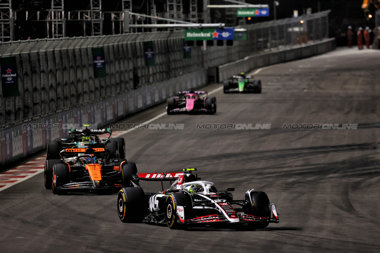 GP LAS VEGAS, Nico Hulkenberg (GER) Haas VF-24.

23.11.2024. Formula 1 World Championship, Rd 22, Las Vegas Grand Prix, Las Vegas, Nevada, USA, Gara Day.

- www.xpbimages.com, EMail: requests@xpbimages.com © Copyright: Batchelor / XPB Images