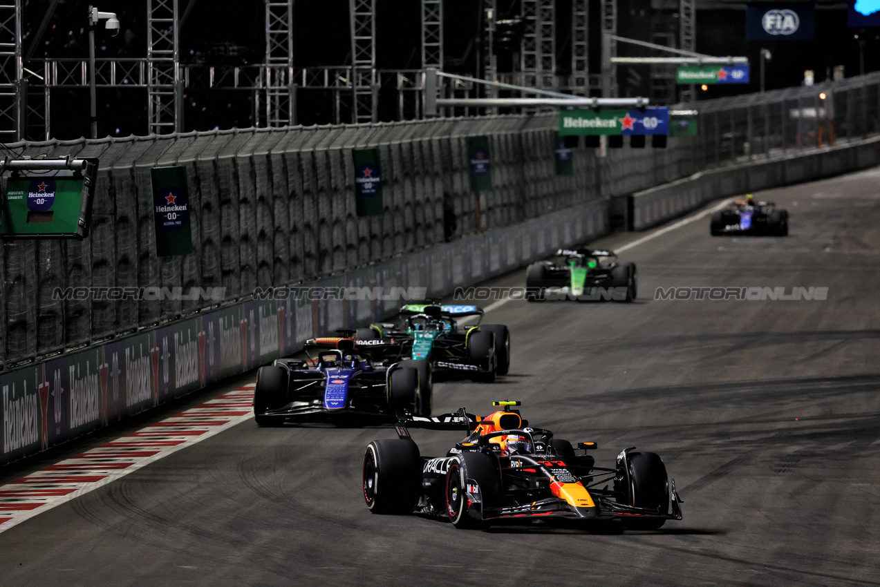 GP LAS VEGAS, Sergio Perez (MEX) Red Bull Racing RB20.

23.11.2024. Formula 1 World Championship, Rd 22, Las Vegas Grand Prix, Las Vegas, Nevada, USA, Gara Day.

- www.xpbimages.com, EMail: requests@xpbimages.com © Copyright: Batchelor / XPB Images