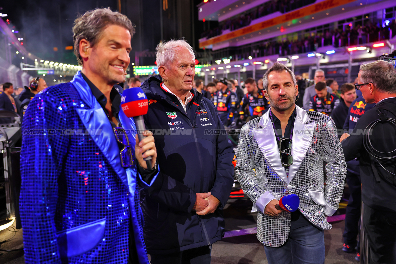 GP LAS VEGAS, Dr Helmut Marko (AUT) Red Bull Motorsport Consultant with Timo Glock (GER) Sky Sports F1 Deutschland on the grid.

23.11.2024. Formula 1 World Championship, Rd 22, Las Vegas Grand Prix, Las Vegas, Nevada, USA, Gara Day.

- www.xpbimages.com, EMail: requests@xpbimages.com © Copyright: Batchelor / XPB Images
