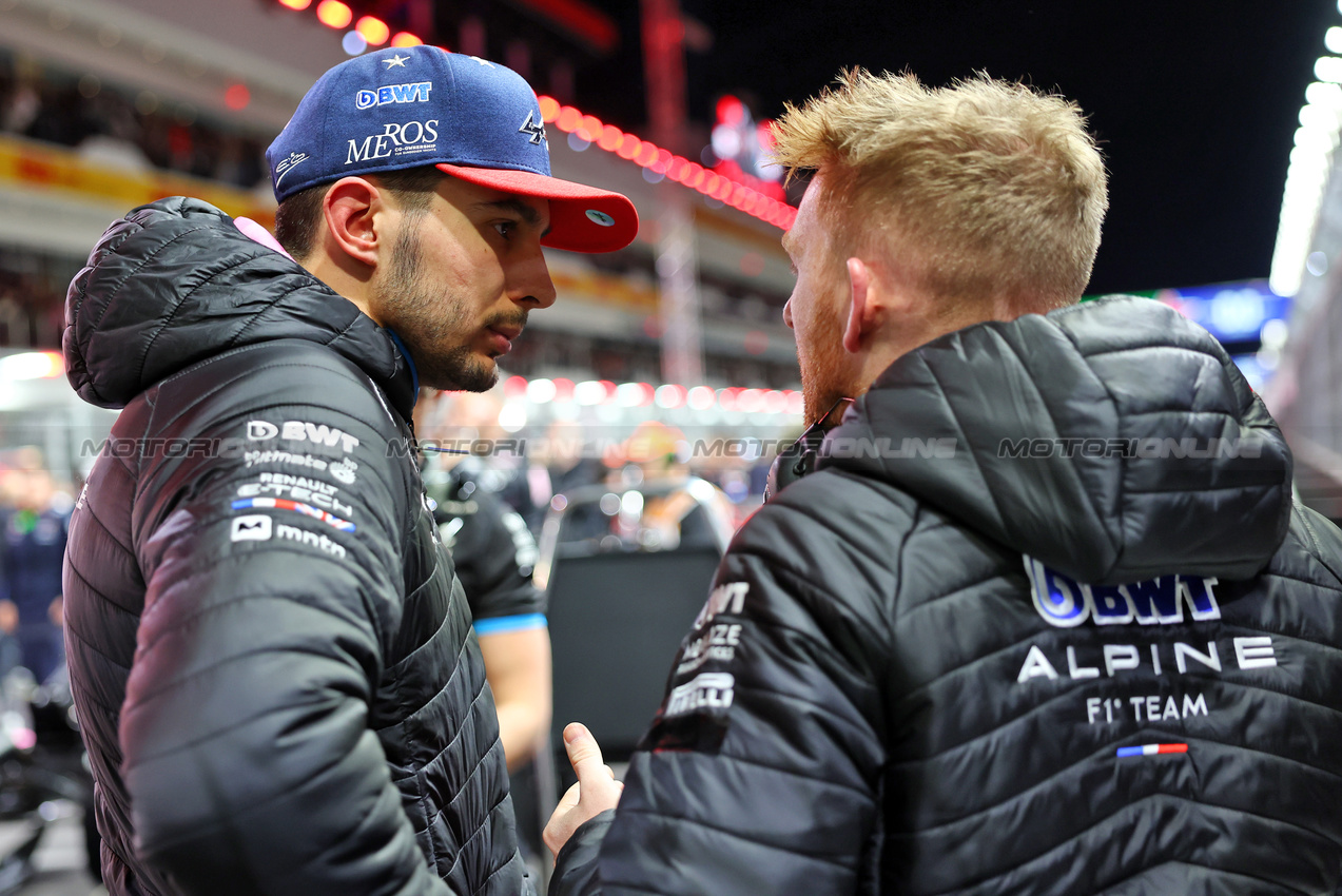 GP LAS VEGAS, Esteban Ocon (FRA) Alpine F1 Team with Josh Peckett (GBR) Alpine F1 Team Gara Engineer on the grid.

23.11.2024. Formula 1 World Championship, Rd 22, Las Vegas Grand Prix, Las Vegas, Nevada, USA, Gara Day.

- www.xpbimages.com, EMail: requests@xpbimages.com © Copyright: Batchelor / XPB Images