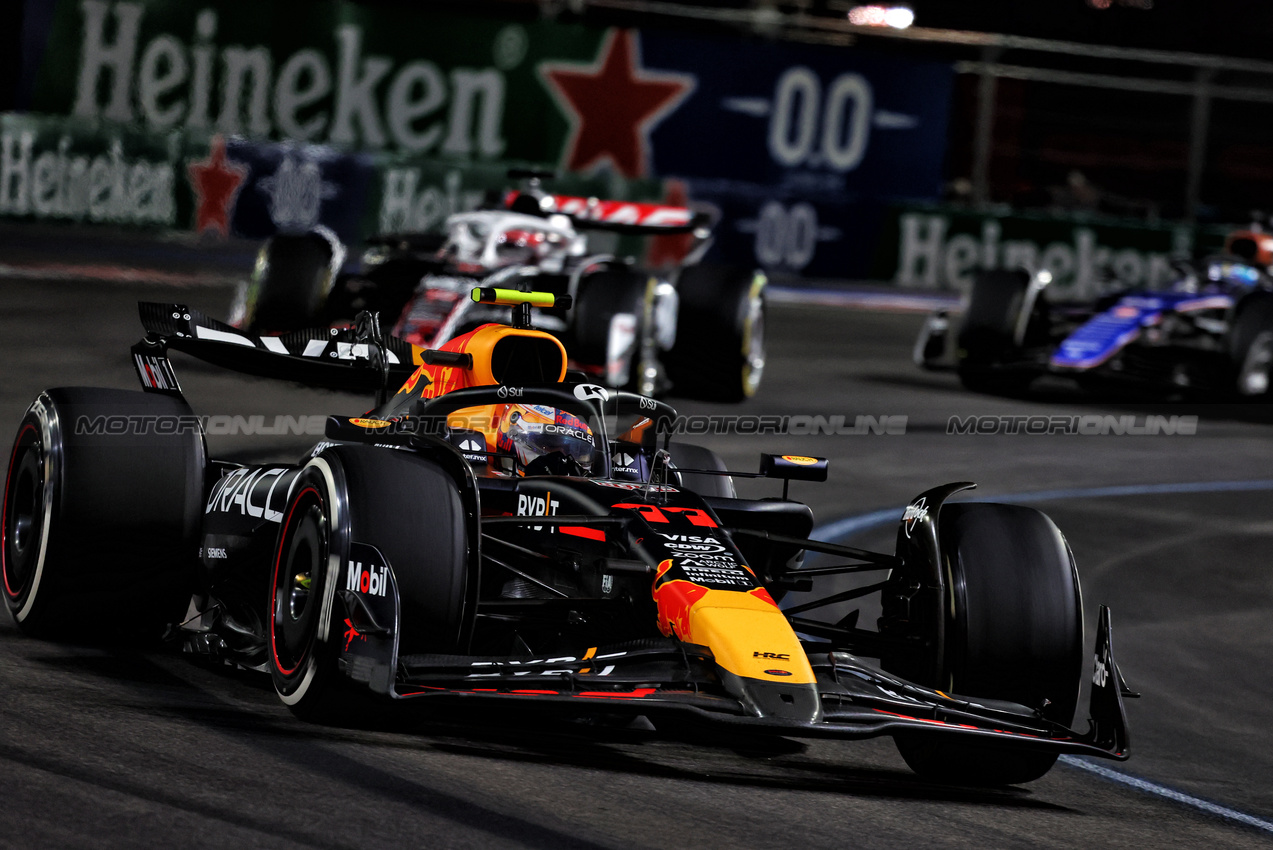 GP LAS VEGAS, Sergio Perez (MEX) Red Bull Racing RB20.

23.11.2024. Formula 1 World Championship, Rd 22, Las Vegas Grand Prix, Las Vegas, Nevada, USA, Gara Day.

- www.xpbimages.com, EMail: requests@xpbimages.com © Copyright: Charniaux / XPB Images
