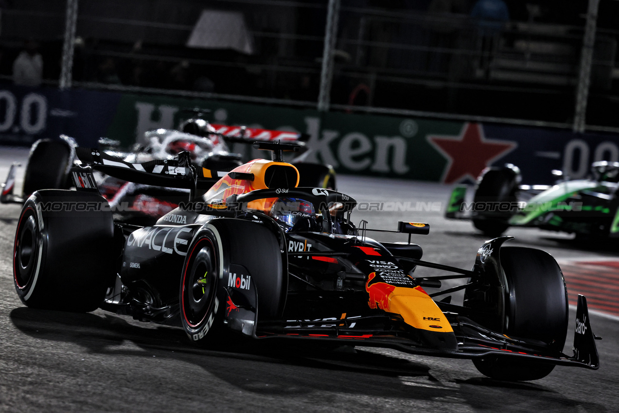 GP LAS VEGAS, Max Verstappen (NLD) Red Bull Racing RB20.

23.11.2024. Formula 1 World Championship, Rd 22, Las Vegas Grand Prix, Las Vegas, Nevada, USA, Gara Day.

- www.xpbimages.com, EMail: requests@xpbimages.com © Copyright: Charniaux / XPB Images