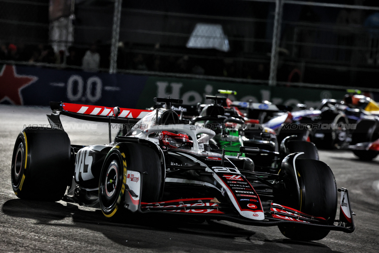 GP LAS VEGAS, Kevin Magnussen (DEN) Haas VF-24.

23.11.2024. Formula 1 World Championship, Rd 22, Las Vegas Grand Prix, Las Vegas, Nevada, USA, Gara Day.

- www.xpbimages.com, EMail: requests@xpbimages.com © Copyright: Charniaux / XPB Images