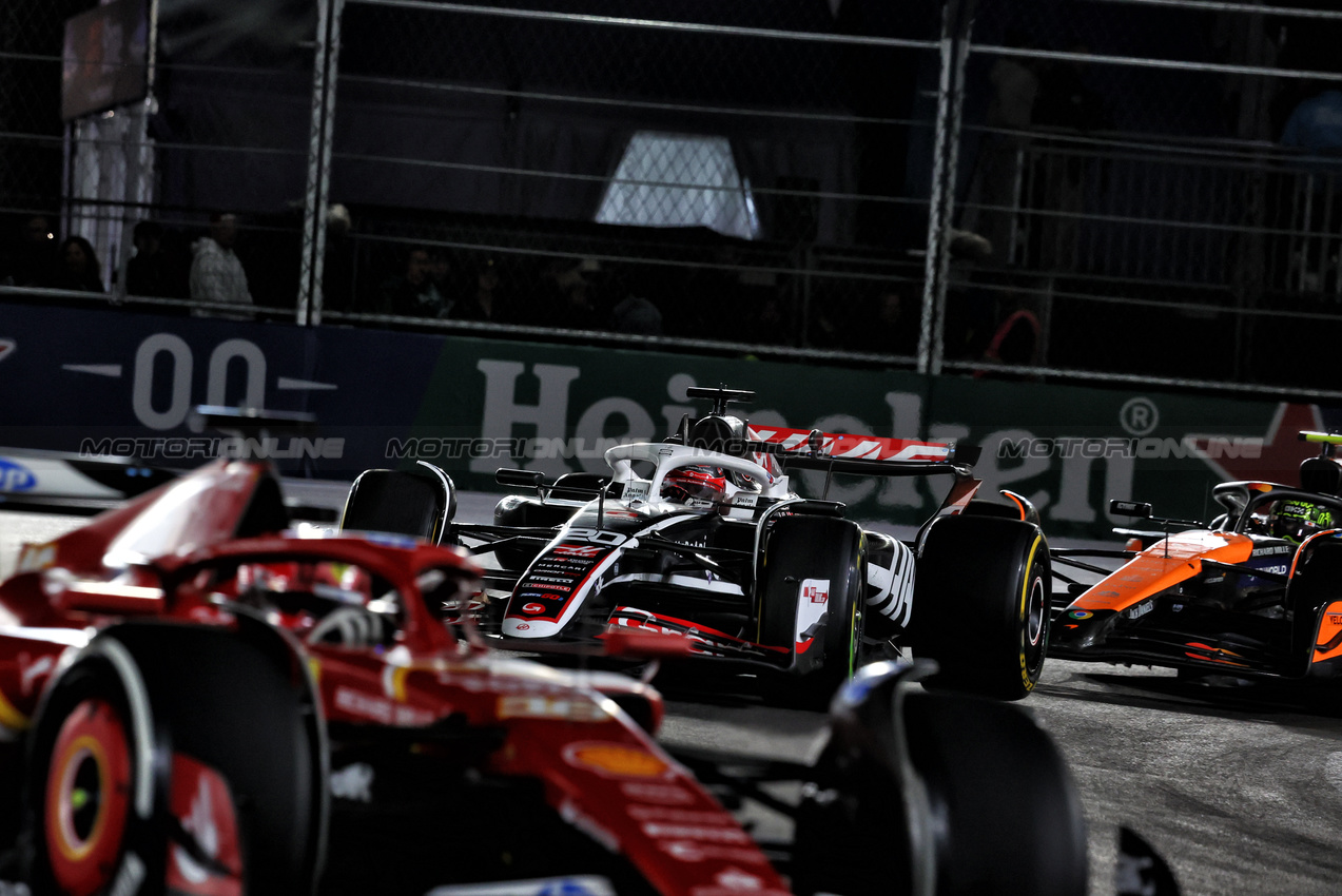 GP LAS VEGAS, Kevin Magnussen (DEN) Haas VF-24.

23.11.2024. Formula 1 World Championship, Rd 22, Las Vegas Grand Prix, Las Vegas, Nevada, USA, Gara Day.

- www.xpbimages.com, EMail: requests@xpbimages.com © Copyright: Charniaux / XPB Images