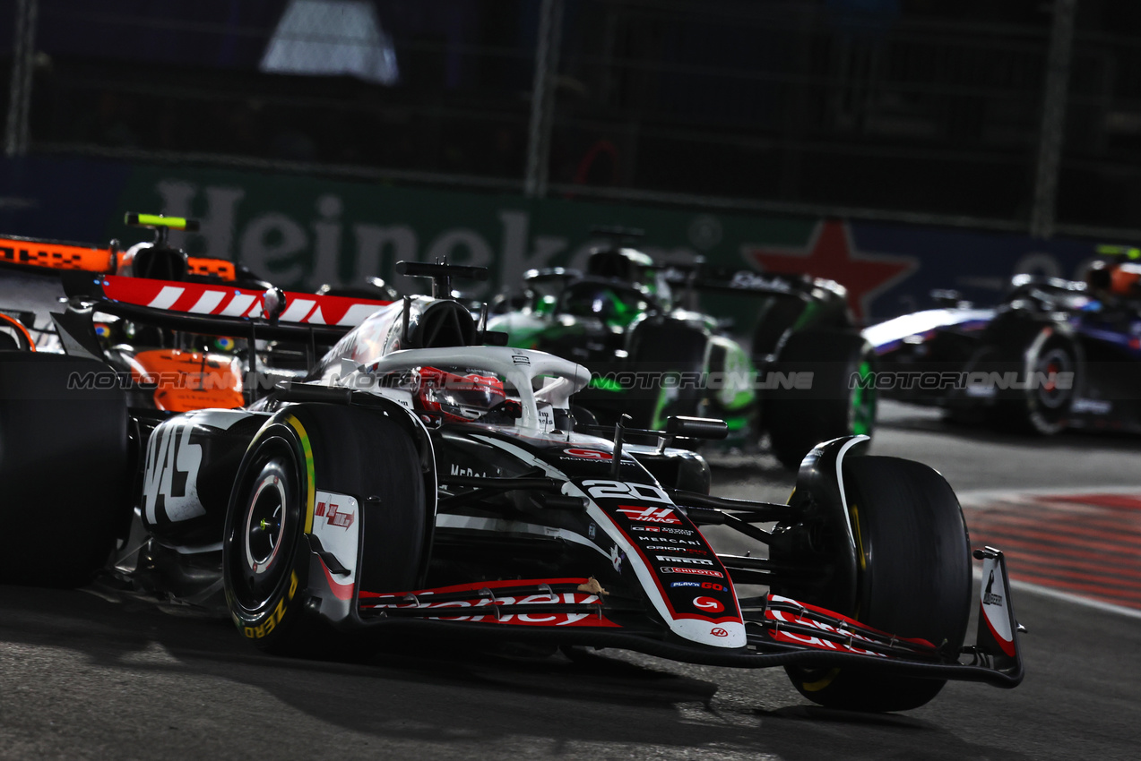 GP LAS VEGAS, Kevin Magnussen (DEN) Haas VF-24.

23.11.2024. Formula 1 World Championship, Rd 22, Las Vegas Grand Prix, Las Vegas, Nevada, USA, Gara Day.

- www.xpbimages.com, EMail: requests@xpbimages.com © Copyright: Charniaux / XPB Images