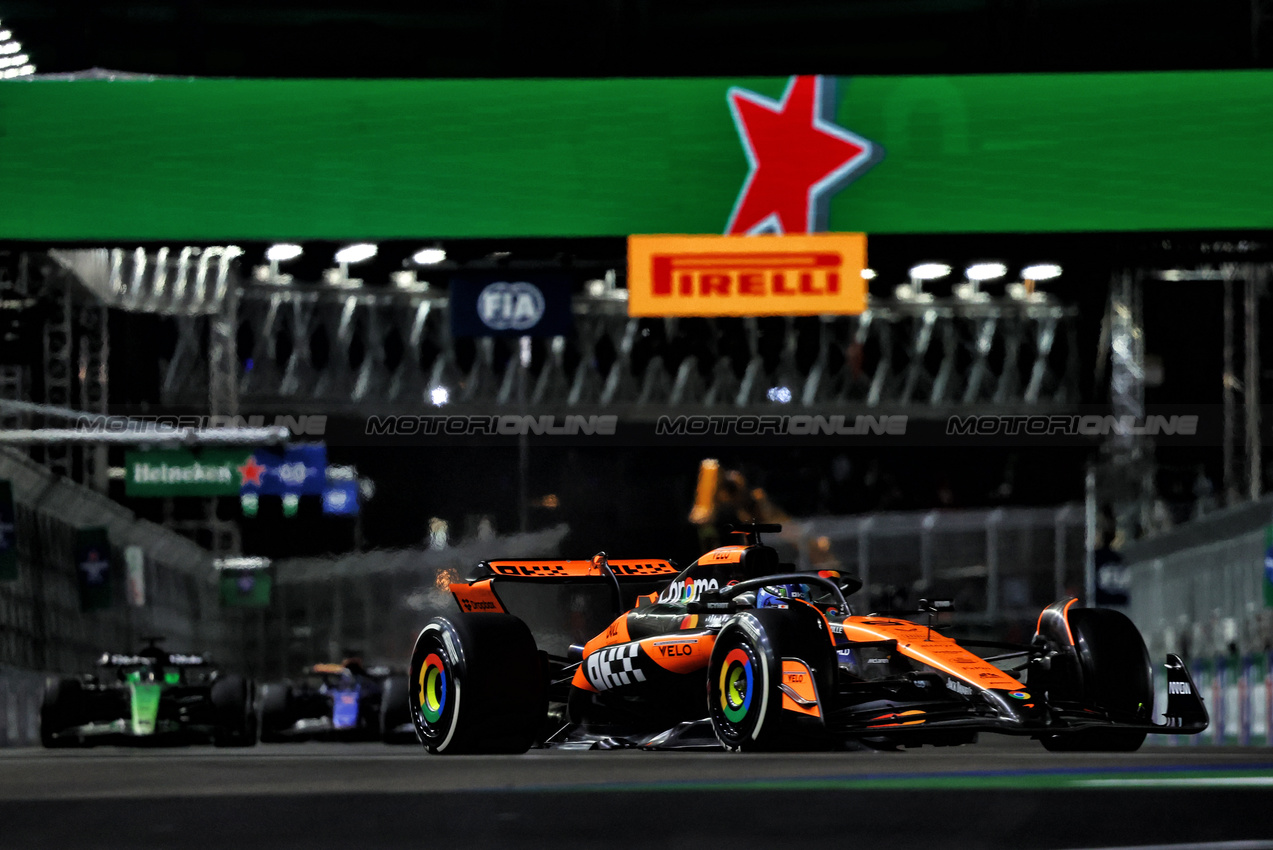 GP LAS VEGAS, Oscar Piastri (AUS) McLaren MCL38.

23.11.2024. Formula 1 World Championship, Rd 22, Las Vegas Grand Prix, Las Vegas, Nevada, USA, Gara Day.

- www.xpbimages.com, EMail: requests@xpbimages.com © Copyright: Charniaux / XPB Images