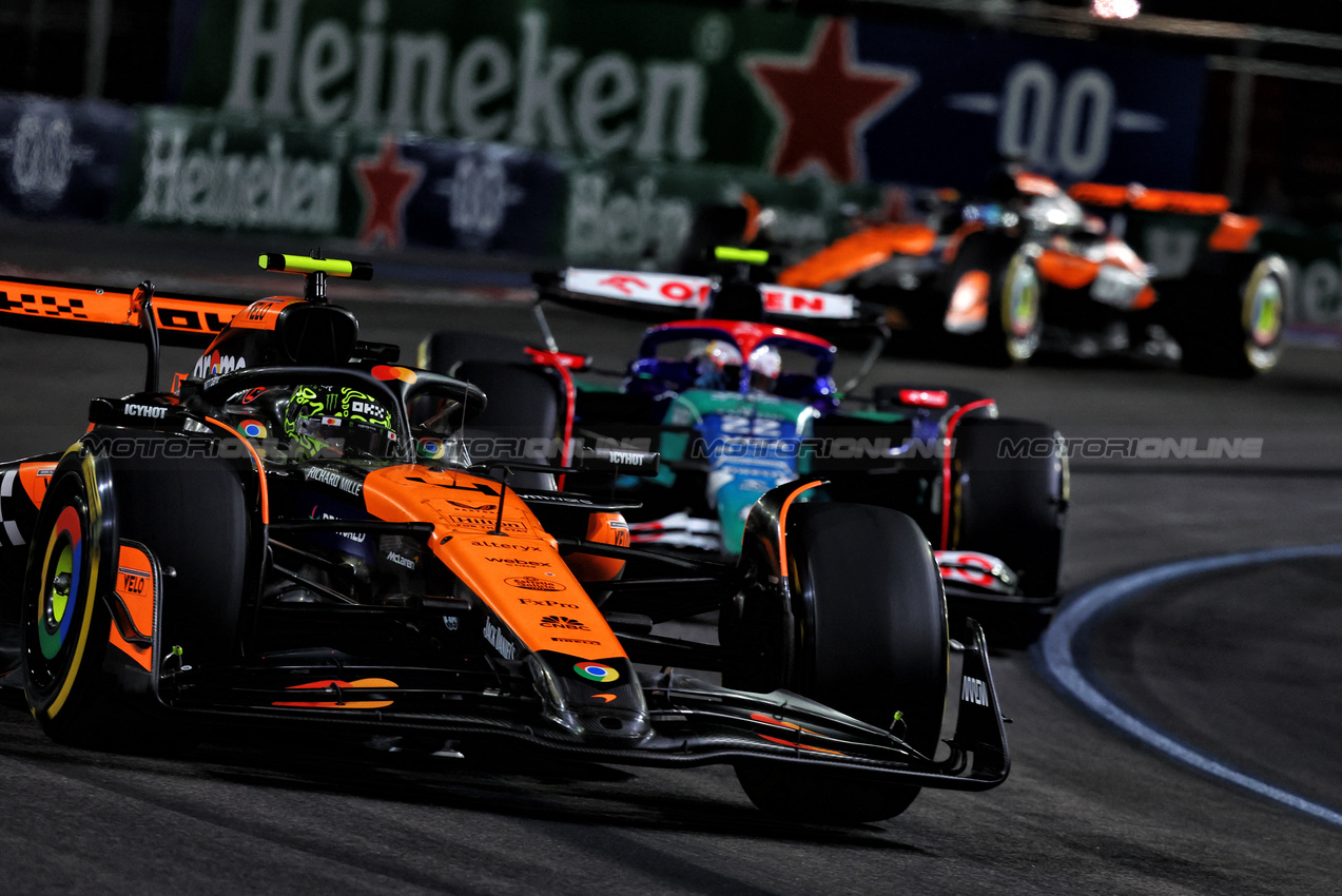 GP LAS VEGAS, Lando Norris (GBR) McLaren MCL38.

23.11.2024. Formula 1 World Championship, Rd 22, Las Vegas Grand Prix, Las Vegas, Nevada, USA, Gara Day.

- www.xpbimages.com, EMail: requests@xpbimages.com © Copyright: Charniaux / XPB Images
