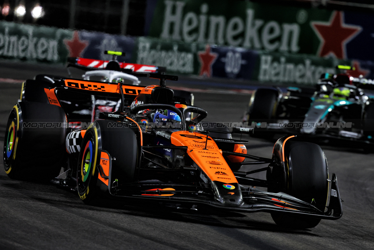 GP LAS VEGAS, Oscar Piastri (AUS) McLaren MCL38.

23.11.2024. Formula 1 World Championship, Rd 22, Las Vegas Grand Prix, Las Vegas, Nevada, USA, Gara Day.

- www.xpbimages.com, EMail: requests@xpbimages.com © Copyright: Charniaux / XPB Images