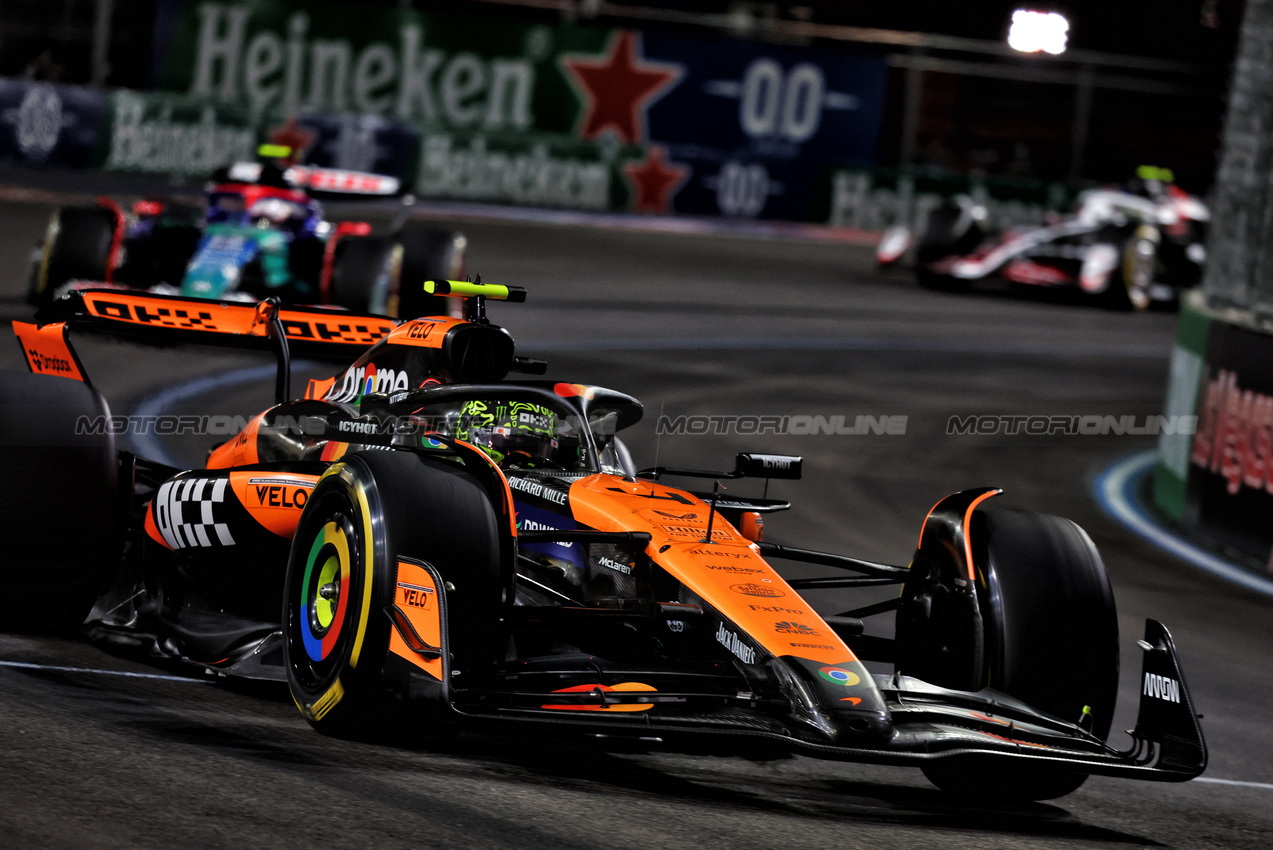 GP LAS VEGAS, Lando Norris (GBR) McLaren MCL38.

23.11.2024. Formula 1 World Championship, Rd 22, Las Vegas Grand Prix, Las Vegas, Nevada, USA, Gara Day.

- www.xpbimages.com, EMail: requests@xpbimages.com © Copyright: Charniaux / XPB Images