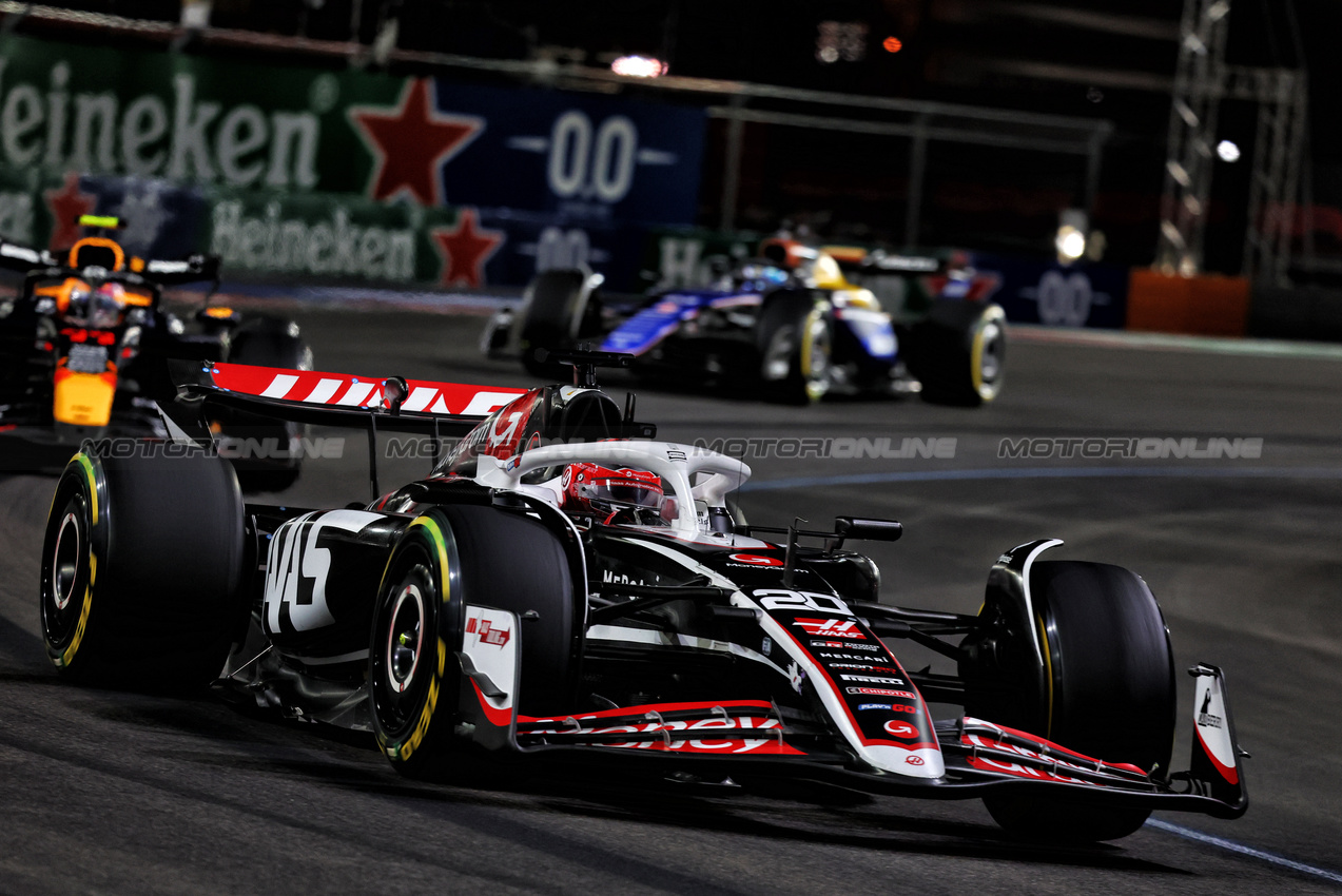 GP LAS VEGAS, Kevin Magnussen (DEN) Haas VF-24.

23.11.2024. Formula 1 World Championship, Rd 22, Las Vegas Grand Prix, Las Vegas, Nevada, USA, Gara Day.

- www.xpbimages.com, EMail: requests@xpbimages.com © Copyright: Charniaux / XPB Images