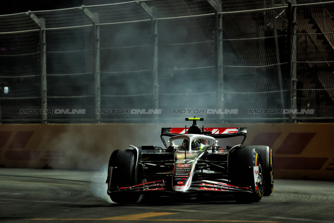 GP LAS VEGAS, Nico Hulkenberg (GER) Haas VF-24 locks up under braking.

23.11.2024. Formula 1 World Championship, Rd 22, Las Vegas Grand Prix, Las Vegas, Nevada, USA, Gara Day.

 - www.xpbimages.com, EMail: requests@xpbimages.com © Copyright: Coates / XPB Images