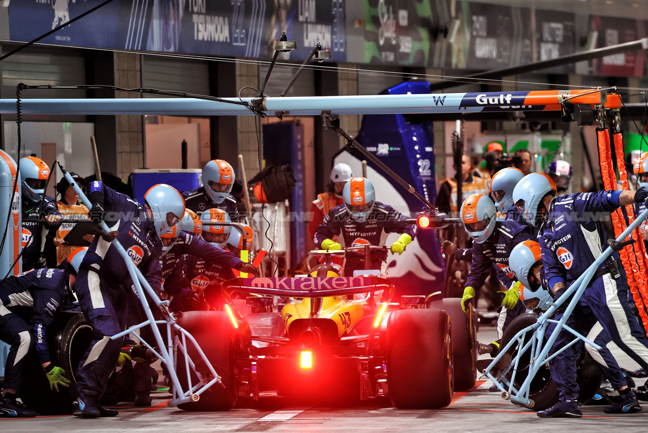 GP LAS VEGAS, Franco Colapinto (ARG) Williams Racing FW46 makes a pit stop.

23.11.2024. Formula 1 World Championship, Rd 22, Las Vegas Grand Prix, Las Vegas, Nevada, USA, Gara Day.

- www.xpbimages.com, EMail: requests@xpbimages.com © Copyright: Batchelor / XPB Images