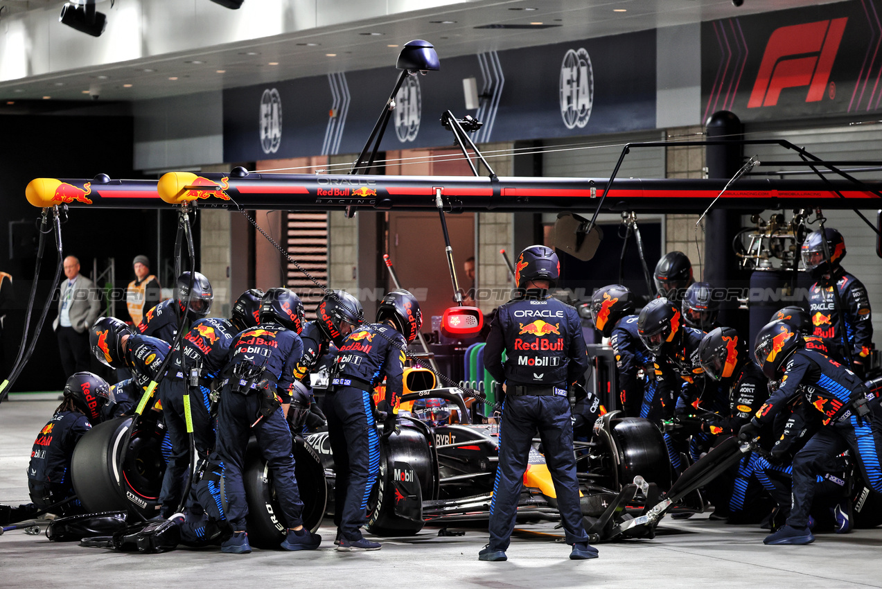GP LAS VEGAS, Max Verstappen (NLD) Red Bull Racing RB20 makes a pit stop.

23.11.2024. Formula 1 World Championship, Rd 22, Las Vegas Grand Prix, Las Vegas, Nevada, USA, Gara Day.

- www.xpbimages.com, EMail: requests@xpbimages.com © Copyright: Batchelor / XPB Images