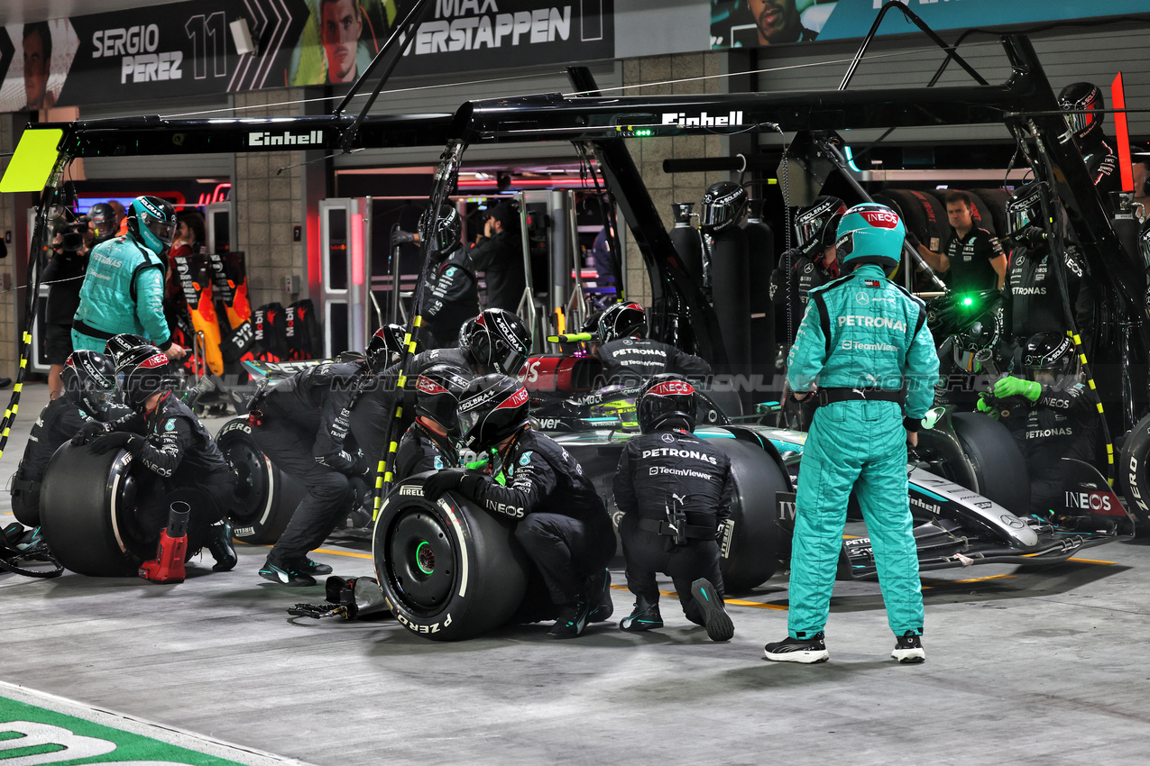 GP LAS VEGAS, Lewis Hamilton (GBR) Mercedes AMG F1 W15 makes a pit stop.

23.11.2024. Formula 1 World Championship, Rd 22, Las Vegas Grand Prix, Las Vegas, Nevada, USA, Gara Day.

- www.xpbimages.com, EMail: requests@xpbimages.com © Copyright: Batchelor / XPB Images