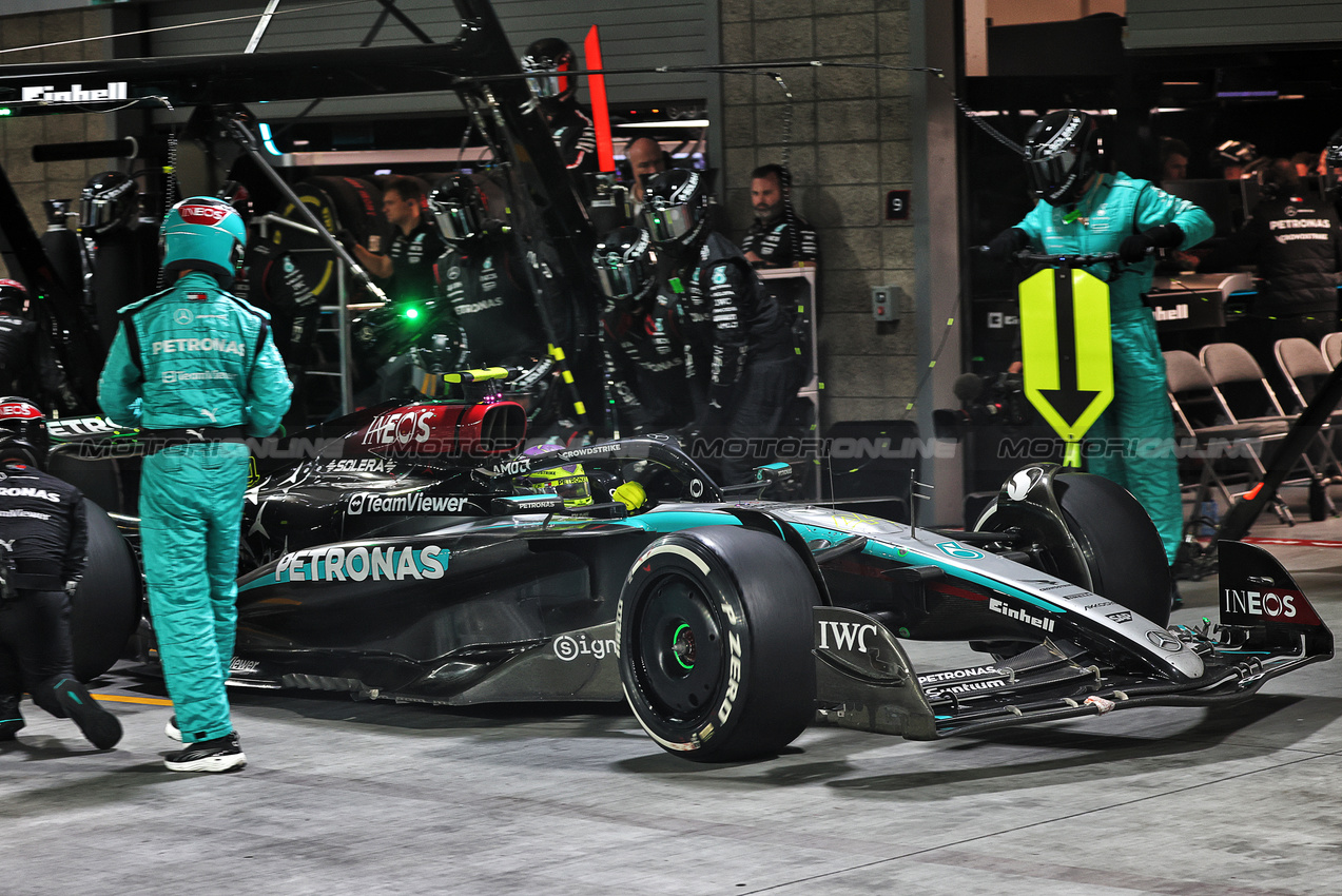 GP LAS VEGAS, Lewis Hamilton (GBR) Mercedes AMG F1 W15 makes a pit stop.

23.11.2024. Formula 1 World Championship, Rd 22, Las Vegas Grand Prix, Las Vegas, Nevada, USA, Gara Day.

- www.xpbimages.com, EMail: requests@xpbimages.com © Copyright: Batchelor / XPB Images