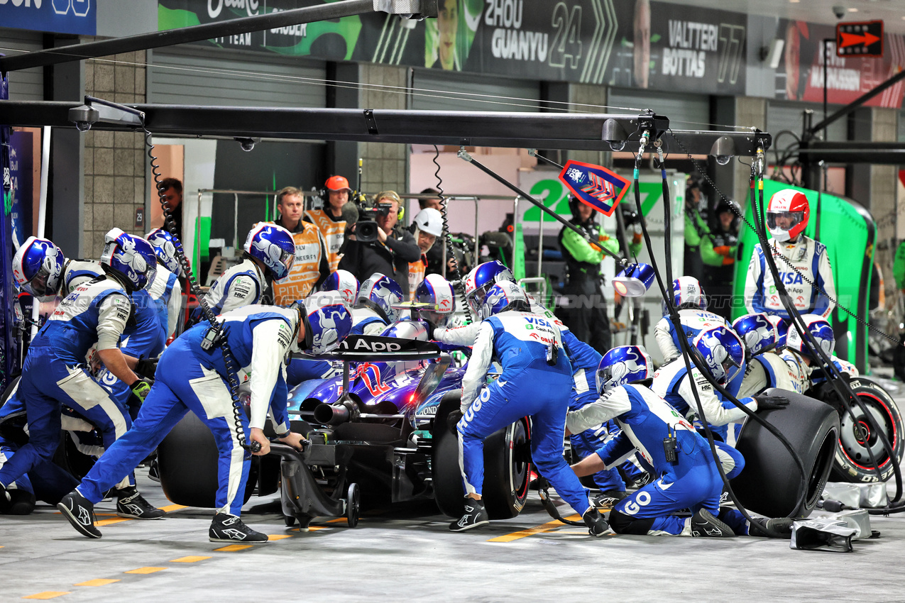 GP LAS VEGAS, Yuki Tsunoda (JPN) RB VCARB 01 makes a pit stop.

23.11.2024. Formula 1 World Championship, Rd 22, Las Vegas Grand Prix, Las Vegas, Nevada, USA, Gara Day.

- www.xpbimages.com, EMail: requests@xpbimages.com © Copyright: Batchelor / XPB Images