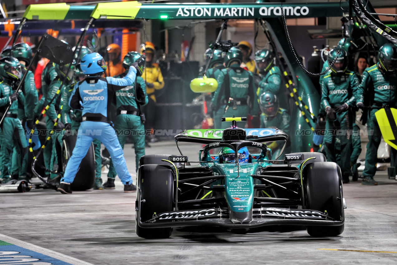 GP LAS VEGAS, Fernando Alonso (ESP) Aston Martin F1 Team AMR24 makes a pit stop.

23.11.2024. Formula 1 World Championship, Rd 22, Las Vegas Grand Prix, Las Vegas, Nevada, USA, Gara Day.

- www.xpbimages.com, EMail: requests@xpbimages.com © Copyright: Batchelor / XPB Images