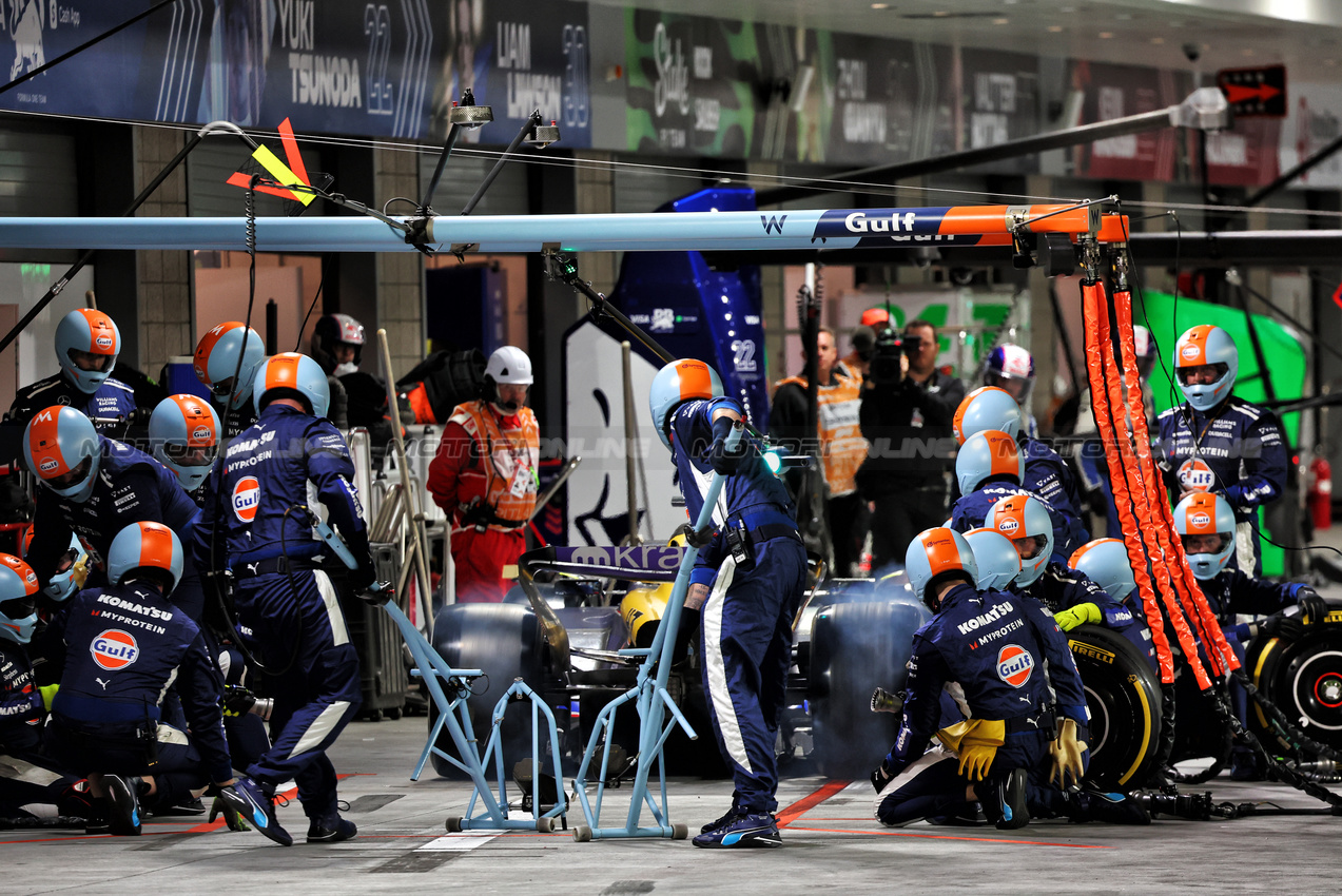 GP LAS VEGAS, Franco Colapinto (ARG) Williams Racing FW46 makes a pit stop.

23.11.2024. Formula 1 World Championship, Rd 22, Las Vegas Grand Prix, Las Vegas, Nevada, USA, Gara Day.

- www.xpbimages.com, EMail: requests@xpbimages.com © Copyright: Batchelor / XPB Images