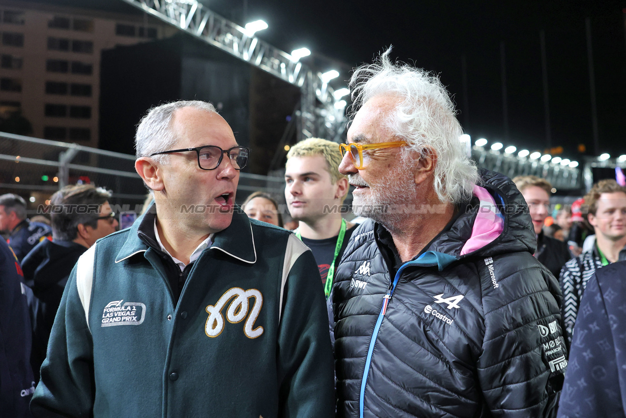 GP LAS VEGAS, (L to R): Stefano Domenicali (ITA) Formula One President e CEO wifbr on the grid.

23.11.2024. Formula 1 World Championship, Rd 22, Las Vegas Grand Prix, Las Vegas, Nevada, USA, Gara Day.

- www.xpbimages.com, EMail: requests@xpbimages.com © Copyright: Bearne / XPB Images