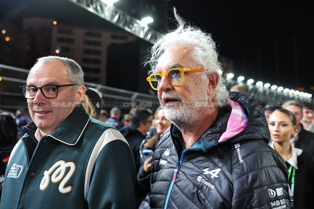 GP LAS VEGAS, (L to R): Stefano Domenicali (ITA) Formula One President e CEO wifbr on the grid.

23.11.2024. Formula 1 World Championship, Rd 22, Las Vegas Grand Prix, Las Vegas, Nevada, USA, Gara Day.

- www.xpbimages.com, EMail: requests@xpbimages.com © Copyright: Bearne / XPB Images