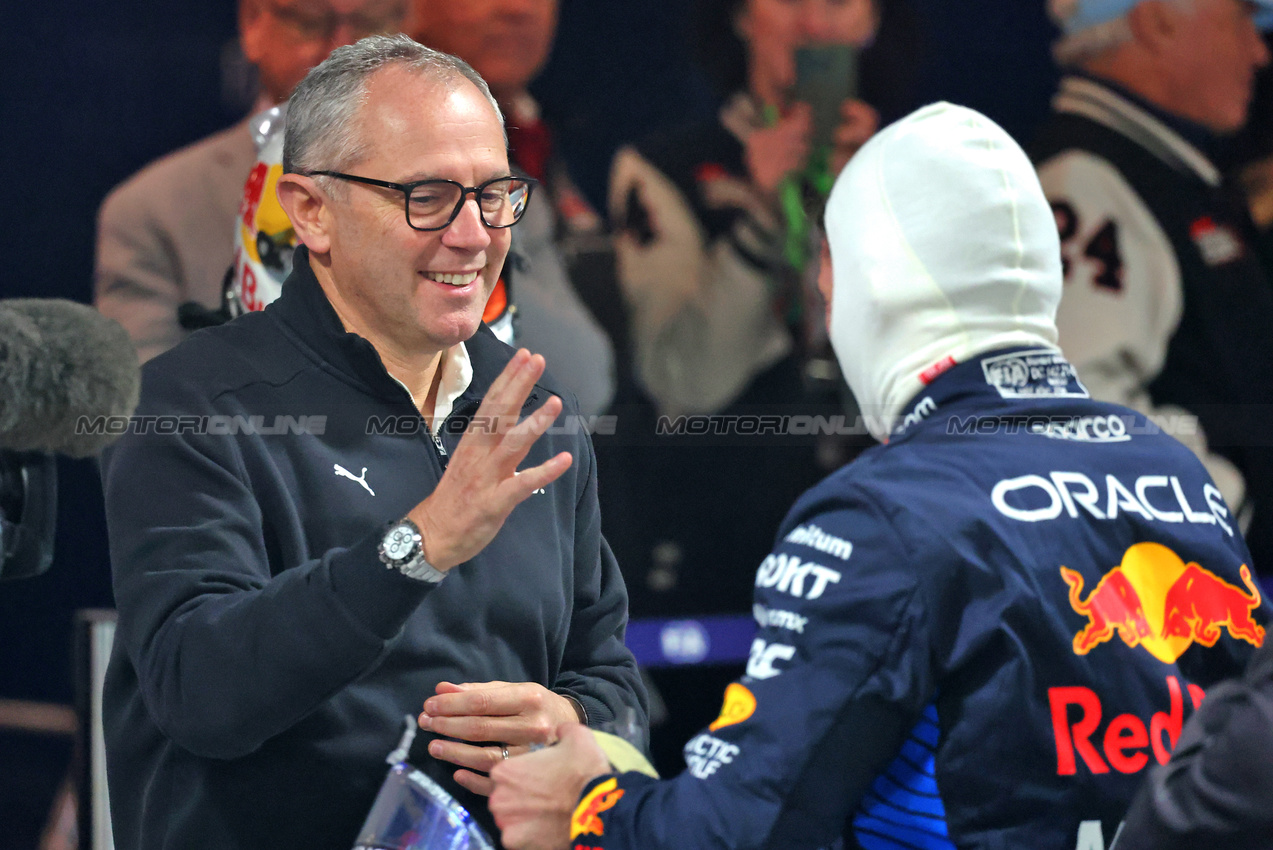 GP LAS VEGAS, (L to R): Stefano Domenicali (ITA) Formula One President e CEO congratulates World Champion Max Verstappen (NLD) Red Bull Racing in parc ferme.

23.11.2024. Formula 1 World Championship, Rd 22, Las Vegas Grand Prix, Las Vegas, Nevada, USA, Gara Day.

- www.xpbimages.com, EMail: requests@xpbimages.com © Copyright: Batchelor / XPB Images