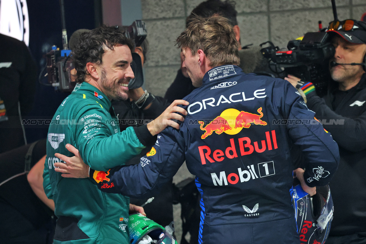 GP LAS VEGAS, (L to R): Fernando Alonso (ESP) Aston Martin F1 Team congratulates World Champion Max Verstappen (NLD) Red Bull Racing in parc ferme.

23.11.2024. Formula 1 World Championship, Rd 22, Las Vegas Grand Prix, Las Vegas, Nevada, USA, Gara Day.

- www.xpbimages.com, EMail: requests@xpbimages.com © Copyright: Batchelor / XPB Images