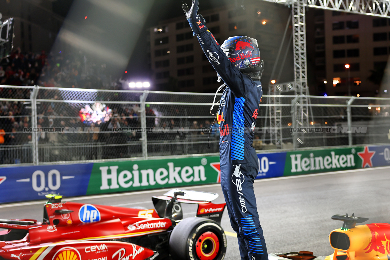 GP LAS VEGAS, Max Verstappen (NLD) Red Bull Racing celebrates his fourth World Championship in parc ferme.

23.11.2024. Formula 1 World Championship, Rd 22, Las Vegas Grand Prix, Las Vegas, Nevada, USA, Gara Day.

- www.xpbimages.com, EMail: requests@xpbimages.com © Copyright: Batchelor / XPB Images