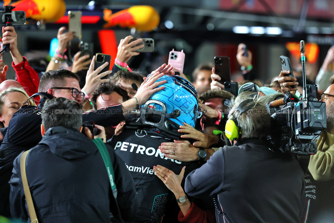 GP LAS VEGAS, Gara winner George Russell (GBR) Mercedes AMG F1 celebrates with the team in parc ferme.

23.11.2024. Formula 1 World Championship, Rd 22, Las Vegas Grand Prix, Las Vegas, Nevada, USA, Gara Day.

- www.xpbimages.com, EMail: requests@xpbimages.com © Copyright: Batchelor / XPB Images