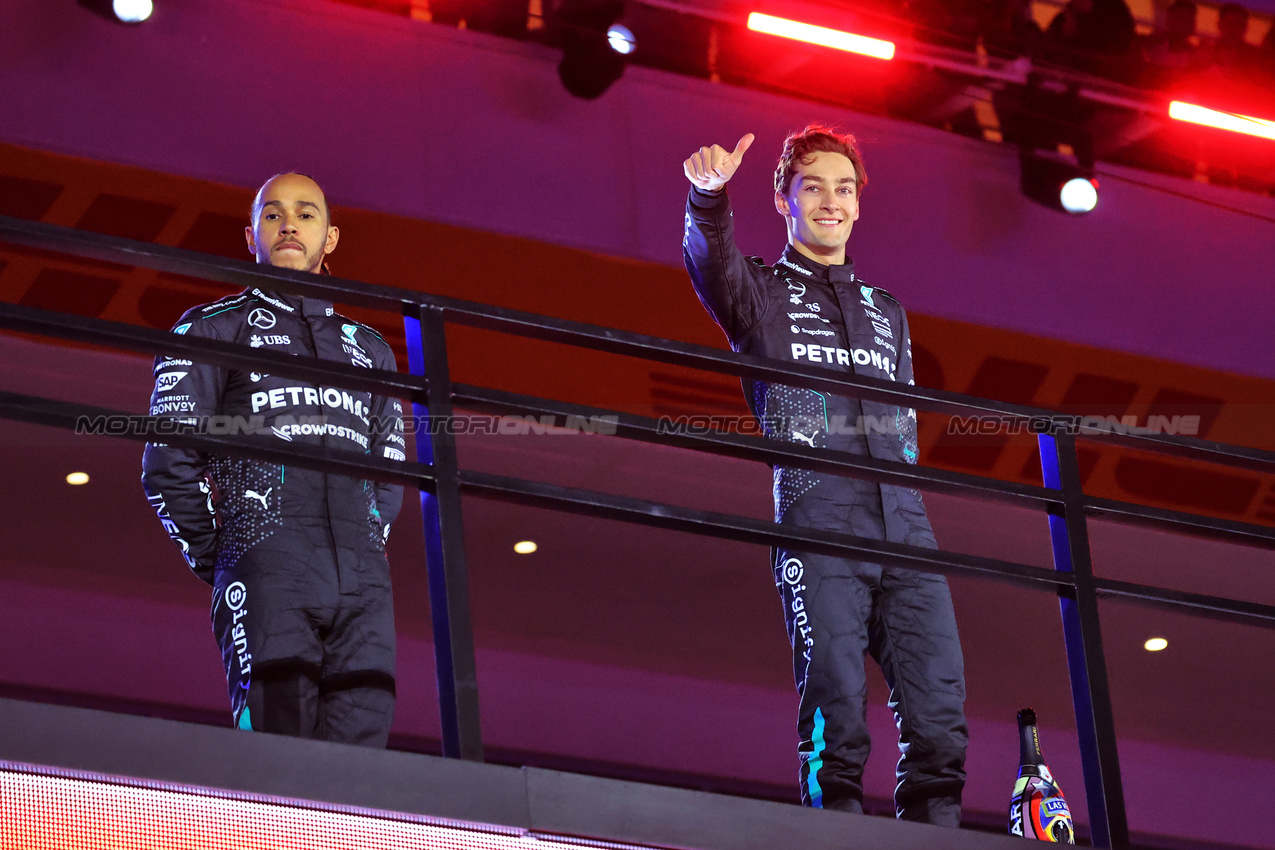 GP LAS VEGAS, (L to R): second placed Lewis Hamilton (GBR) Mercedes AMG F1 on the podium with vincitore George Russell (GBR) Mercedes AMG F1.

23.11.2024. Formula 1 World Championship, Rd 22, Las Vegas Grand Prix, Las Vegas, Nevada, USA, Gara Day.

- www.xpbimages.com, EMail: requests@xpbimages.com © Copyright: Batchelor / XPB Images