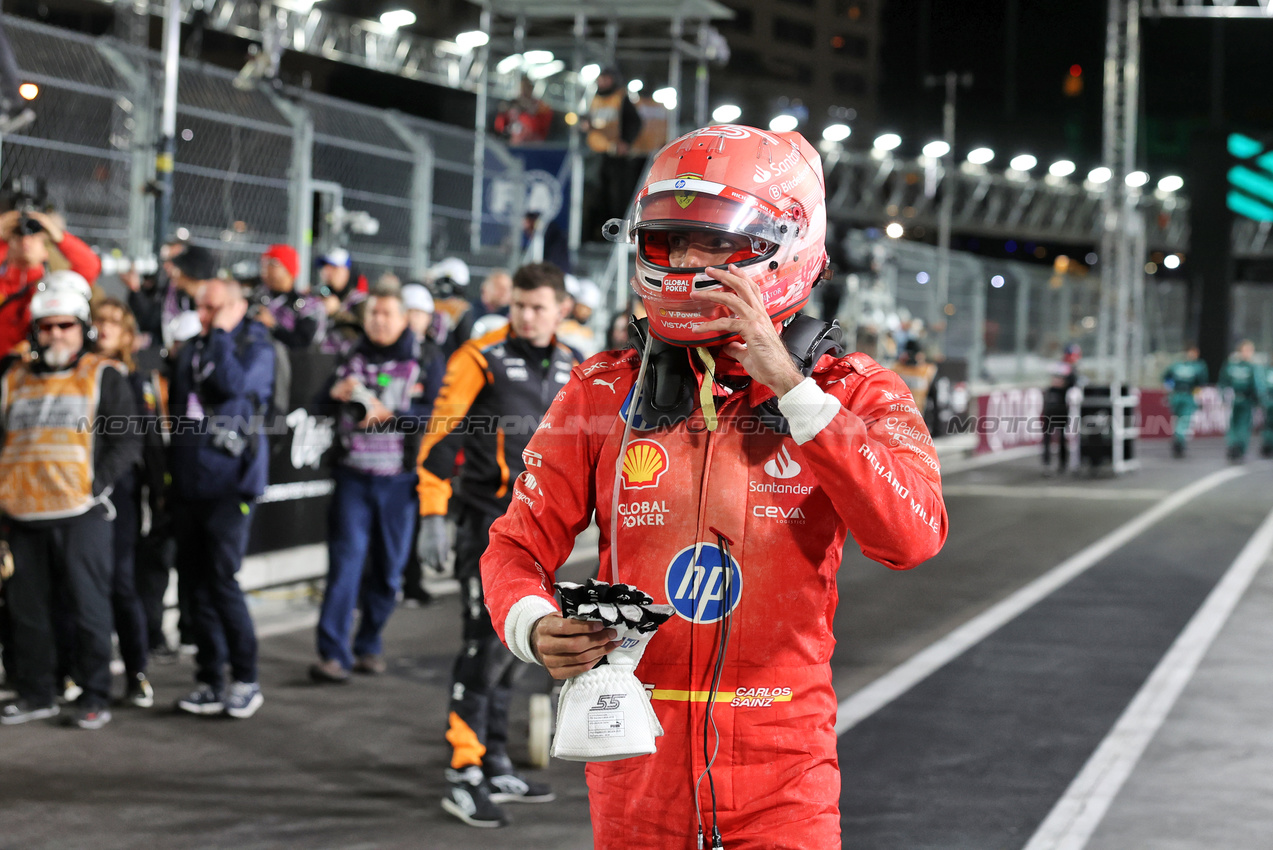 GP LAS VEGAS, Third placed Carlos Sainz Jr (ESP) Ferrari in parc ferme.

23.11.2024. Formula 1 World Championship, Rd 22, Las Vegas Grand Prix, Las Vegas, Nevada, USA, Gara Day.

- www.xpbimages.com, EMail: requests@xpbimages.com © Copyright: Bearne / XPB Images