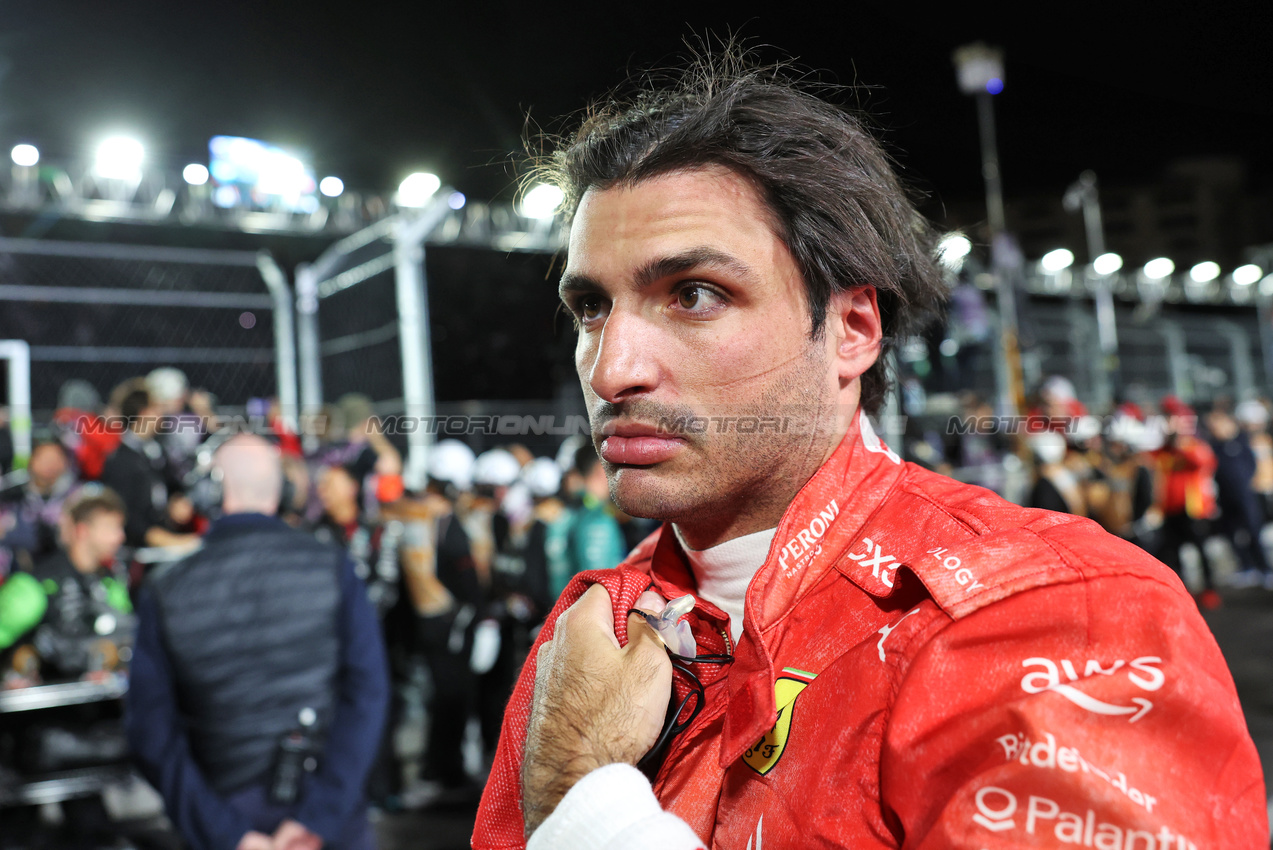 GP LAS VEGAS, Third placed Carlos Sainz Jr (ESP) Ferrari in parc ferme.

23.11.2024. Formula 1 World Championship, Rd 22, Las Vegas Grand Prix, Las Vegas, Nevada, USA, Gara Day.

- www.xpbimages.com, EMail: requests@xpbimages.com © Copyright: Bearne / XPB Images