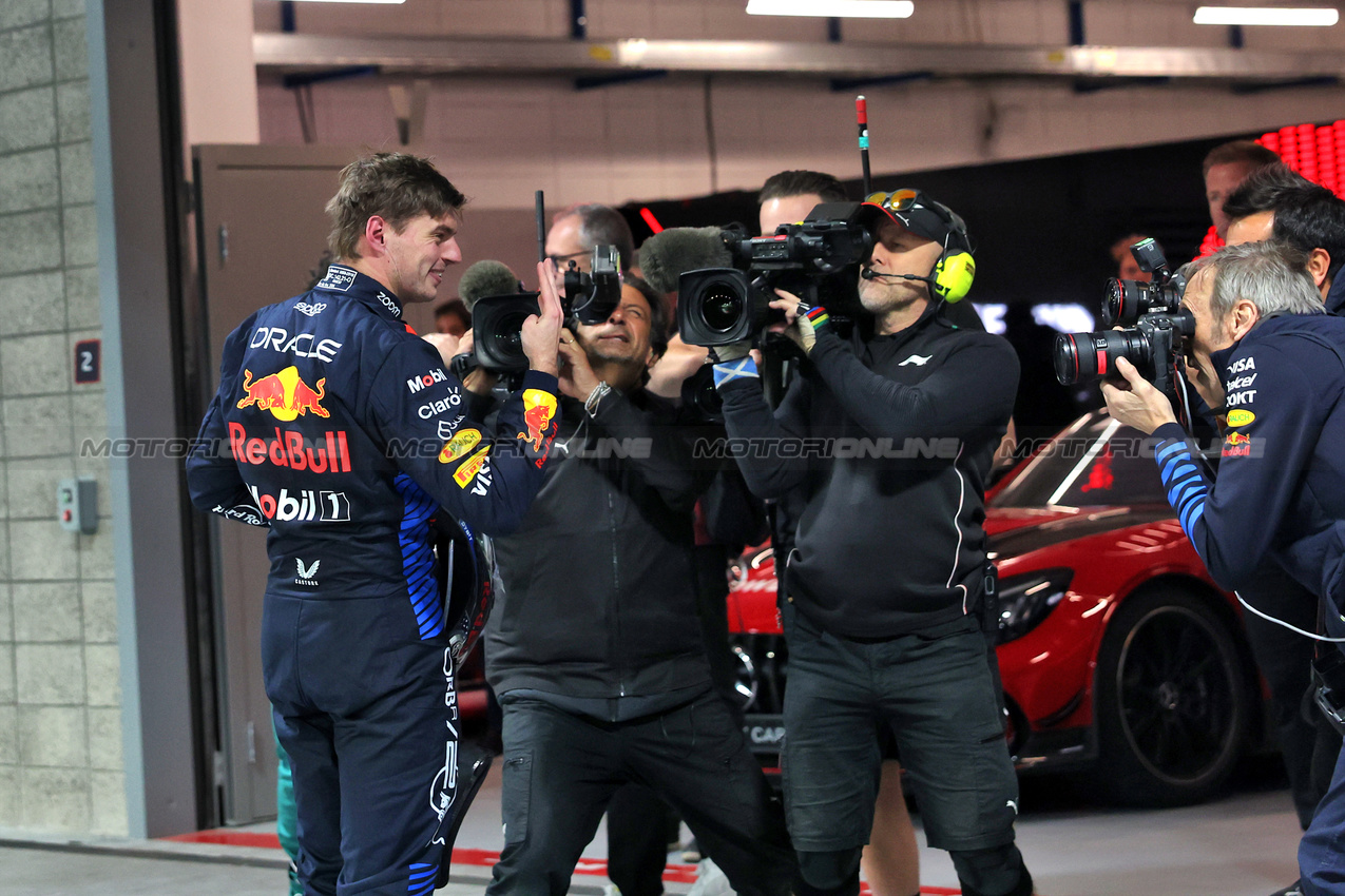 GP LAS VEGAS, Max Verstappen (NLD) Red Bull Racing celebrates his fourth World Championship in parc ferme.

23.11.2024. Formula 1 World Championship, Rd 22, Las Vegas Grand Prix, Las Vegas, Nevada, USA, Gara Day.

- www.xpbimages.com, EMail: requests@xpbimages.com © Copyright: Bearne / XPB Images