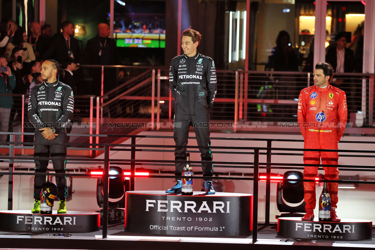 GP LAS VEGAS, The podium (L to R): Lewis Hamilton (GBR) Mercedes AMG F1, second; George Russell (GBR) Mercedes AMG F1, vincitore; Carlos Sainz Jr (ESP) Ferrari, third.

23.11.2024. Formula 1 World Championship, Rd 22, Las Vegas Grand Prix, Las Vegas, Nevada, USA, Gara Day.

- www.xpbimages.com, EMail: requests@xpbimages.com © Copyright: Moy / XPB Images