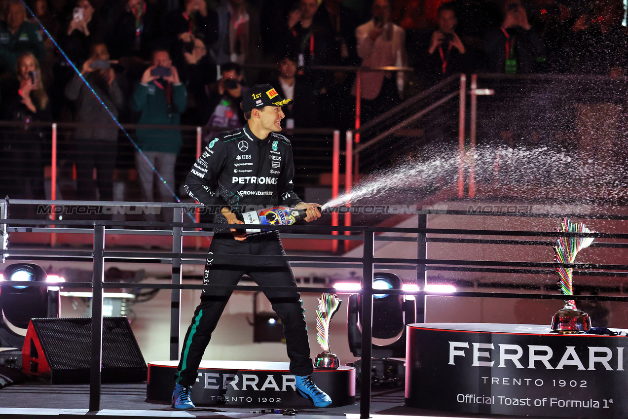 GP LAS VEGAS, Gara winner George Russell (GBR) Mercedes AMG F1 celebrates on the podium.

23.11.2024. Formula 1 World Championship, Rd 22, Las Vegas Grand Prix, Las Vegas, Nevada, USA, Gara Day.

- www.xpbimages.com, EMail: requests@xpbimages.com © Copyright: Moy / XPB Images