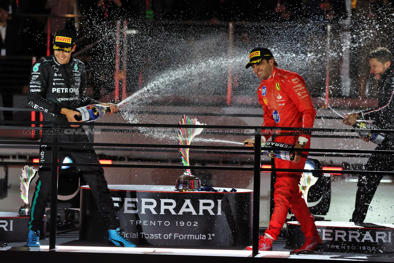 GP LAS VEGAS, (L to R): Gara winner George Russell (GBR) Mercedes AMG F1 celebrates on the podium with third placed Carlos Sainz Jr (ESP) Ferrari.

23.11.2024. Formula 1 World Championship, Rd 22, Las Vegas Grand Prix, Las Vegas, Nevada, USA, Gara Day.

- www.xpbimages.com, EMail: requests@xpbimages.com © Copyright: Moy / XPB Images
