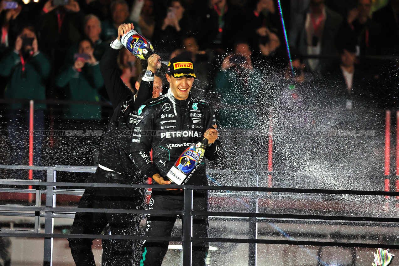 GP LAS VEGAS, Gara winner George Russell (GBR) Mercedes AMG F1 celebrates with Rich Lane (GBR) Mercedes AMG F1 Senior Track Engineer on the podium.

23.11.2024. Formula 1 World Championship, Rd 22, Las Vegas Grand Prix, Las Vegas, Nevada, USA, Gara Day.

- www.xpbimages.com, EMail: requests@xpbimages.com © Copyright: Moy / XPB Images