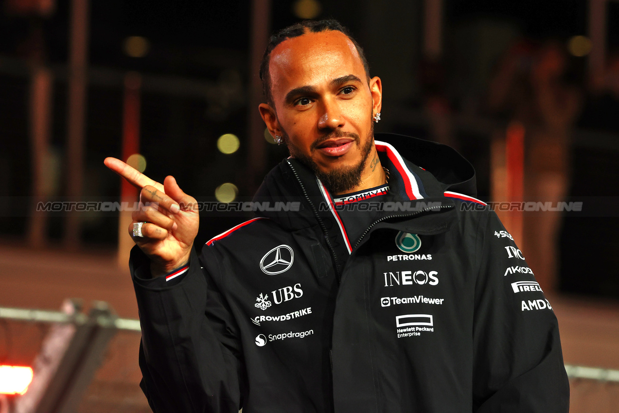 GP LAS VEGAS, Lewis Hamilton (GBR) Mercedes AMG F1 on the drivers' parade.

23.11.2024. Formula 1 World Championship, Rd 22, Las Vegas Grand Prix, Las Vegas, Nevada, USA, Gara Day.

 - www.xpbimages.com, EMail: requests@xpbimages.com © Copyright: Coates / XPB Images