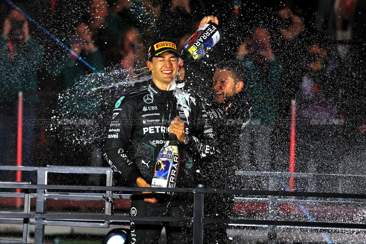 GP LAS VEGAS, Gara winner George Russell (GBR) Mercedes AMG F1 celebrates with Rich Lane (GBR) Mercedes AMG F1 Senior Track Engineer on the podium.

23.11.2024. Formula 1 World Championship, Rd 22, Las Vegas Grand Prix, Las Vegas, Nevada, USA, Gara Day.

- www.xpbimages.com, EMail: requests@xpbimages.com © Copyright: Moy / XPB Images