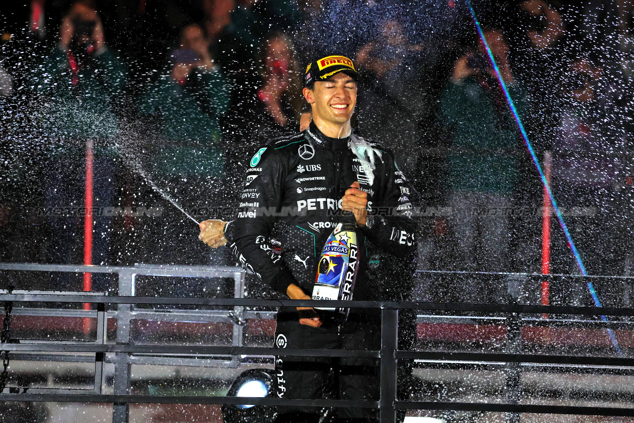 GP LAS VEGAS, Gara winner George Russell (GBR) Mercedes AMG F1 celebrates on the podium.

23.11.2024. Formula 1 World Championship, Rd 22, Las Vegas Grand Prix, Las Vegas, Nevada, USA, Gara Day.

- www.xpbimages.com, EMail: requests@xpbimages.com © Copyright: Moy / XPB Images