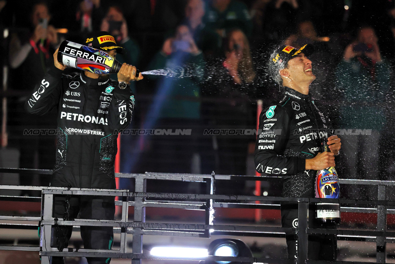 GP LAS VEGAS, Gara winner George Russell (GBR) Mercedes AMG F1 (Right) celebrates on the podium with second placed team mate Lewis Hamilton (GBR) Mercedes AMG F1.

23.11.2024. Formula 1 World Championship, Rd 22, Las Vegas Grand Prix, Las Vegas, Nevada, USA, Gara Day.

- www.xpbimages.com, EMail: requests@xpbimages.com © Copyright: Moy / XPB Images