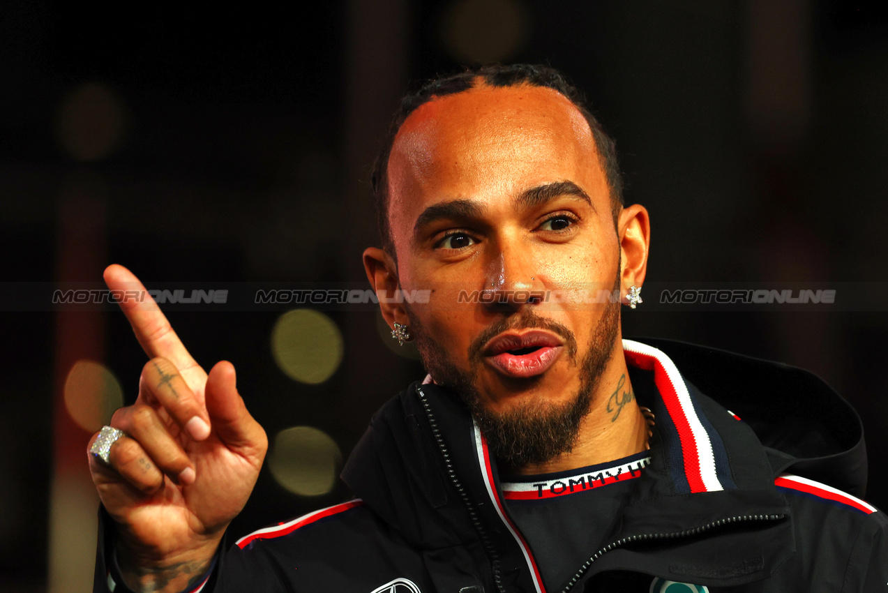 GP LAS VEGAS, Lewis Hamilton (GBR) Mercedes AMG F1 on the drivers' parade.

23.11.2024. Formula 1 World Championship, Rd 22, Las Vegas Grand Prix, Las Vegas, Nevada, USA, Gara Day.

 - www.xpbimages.com, EMail: requests@xpbimages.com © Copyright: Coates / XPB Images