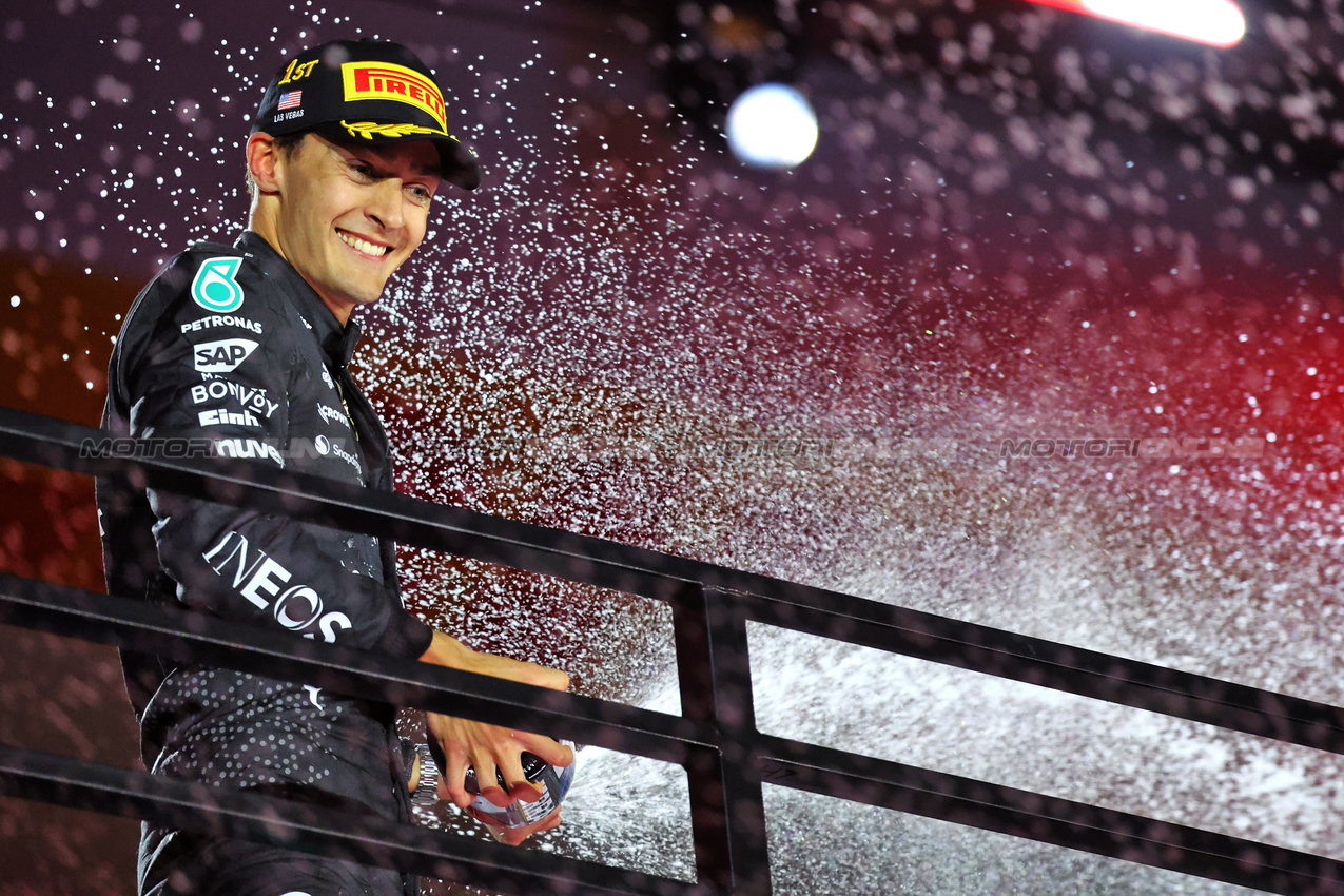 GP LAS VEGAS, Gara winner George Russell (GBR) Mercedes AMG F1 celebrates on the podium.

23.11.2024. Formula 1 World Championship, Rd 22, Las Vegas Grand Prix, Las Vegas, Nevada, USA, Gara Day.

- www.xpbimages.com, EMail: requests@xpbimages.com © Copyright: Batchelor / XPB Images