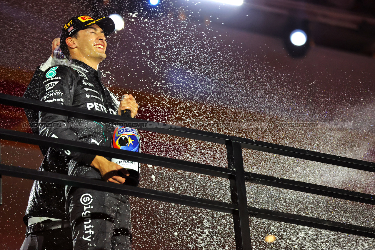 GP LAS VEGAS, Gara winner George Russell (GBR) Mercedes AMG F1 celebrates on the podium.

23.11.2024. Formula 1 World Championship, Rd 22, Las Vegas Grand Prix, Las Vegas, Nevada, USA, Gara Day.

- www.xpbimages.com, EMail: requests@xpbimages.com © Copyright: Batchelor / XPB Images