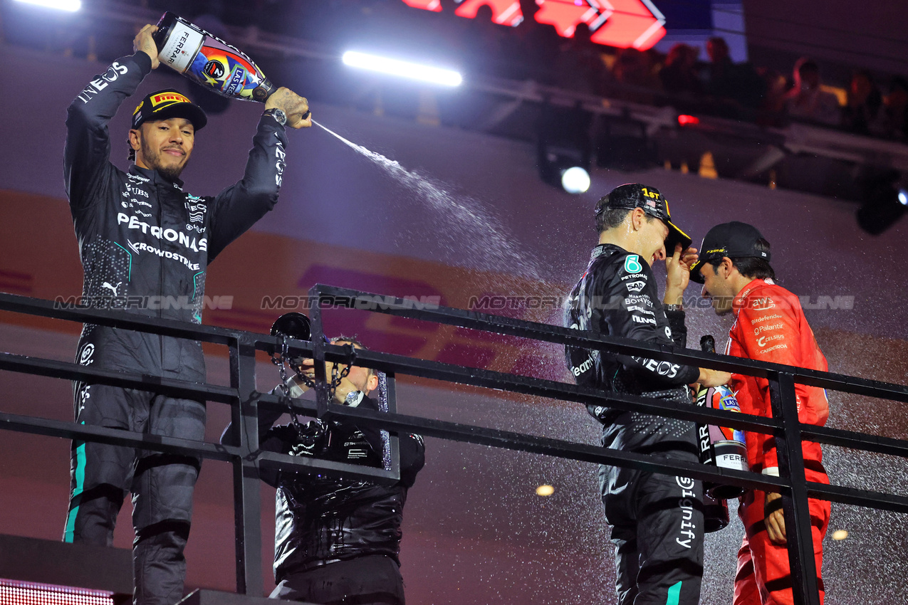 GP LAS VEGAS, Lewis Hamilton (GBR) Mercedes AMG F1 celebrates his second position on the podium.

23.11.2024. Formula 1 World Championship, Rd 22, Las Vegas Grand Prix, Las Vegas, Nevada, USA, Gara Day.

- www.xpbimages.com, EMail: requests@xpbimages.com © Copyright: Batchelor / XPB Images