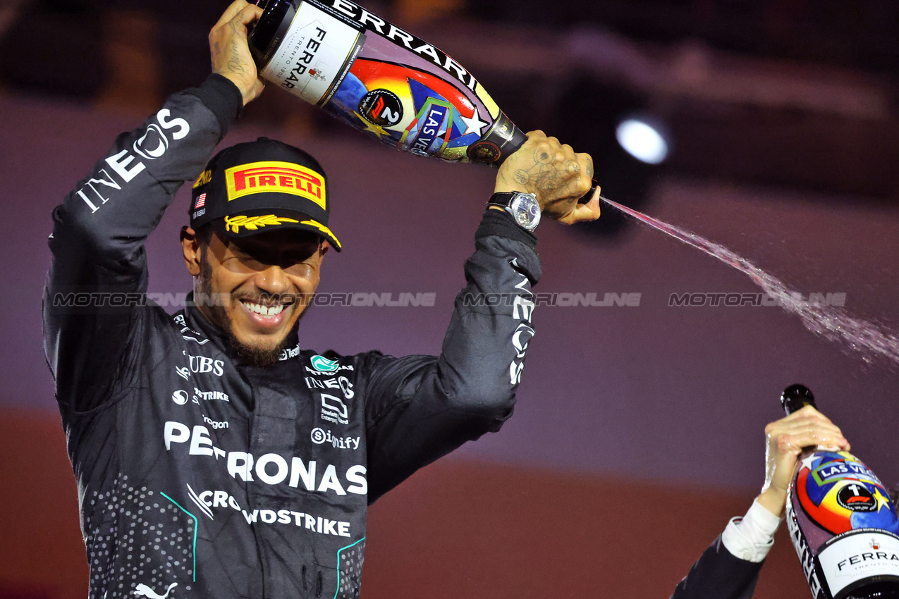 GP LAS VEGAS, Lewis Hamilton (GBR) Mercedes AMG F1 celebrates his second position on the podium.

23.11.2024. Formula 1 World Championship, Rd 22, Las Vegas Grand Prix, Las Vegas, Nevada, USA, Gara Day.

- www.xpbimages.com, EMail: requests@xpbimages.com © Copyright: Batchelor / XPB Images