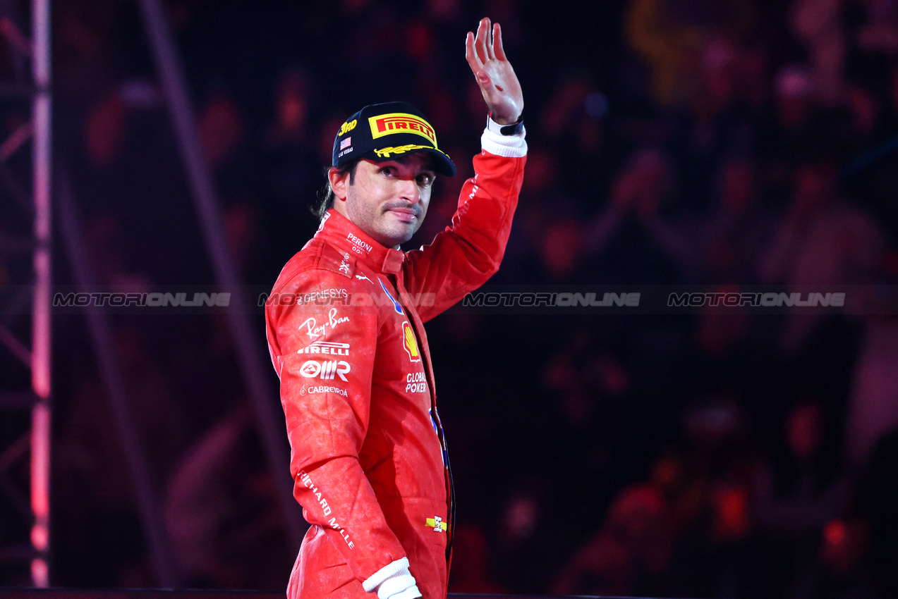 GP LAS VEGAS, Carlos Sainz Jr (ESP) Ferrari celebrates his third position on the podium.

23.11.2024. Formula 1 World Championship, Rd 22, Las Vegas Grand Prix, Las Vegas, Nevada, USA, Gara Day.

- www.xpbimages.com, EMail: requests@xpbimages.com © Copyright: Charniaux / XPB Images