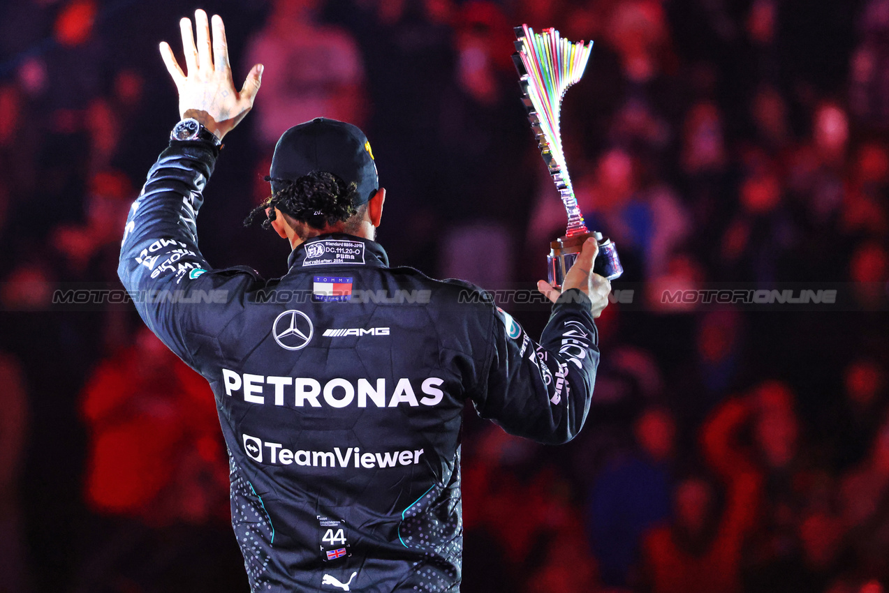 GP LAS VEGAS, Lewis Hamilton (GBR) Mercedes AMG F1 celebrates his second position on the podium.

23.11.2024. Formula 1 World Championship, Rd 22, Las Vegas Grand Prix, Las Vegas, Nevada, USA, Gara Day.

- www.xpbimages.com, EMail: requests@xpbimages.com © Copyright: Charniaux / XPB Images