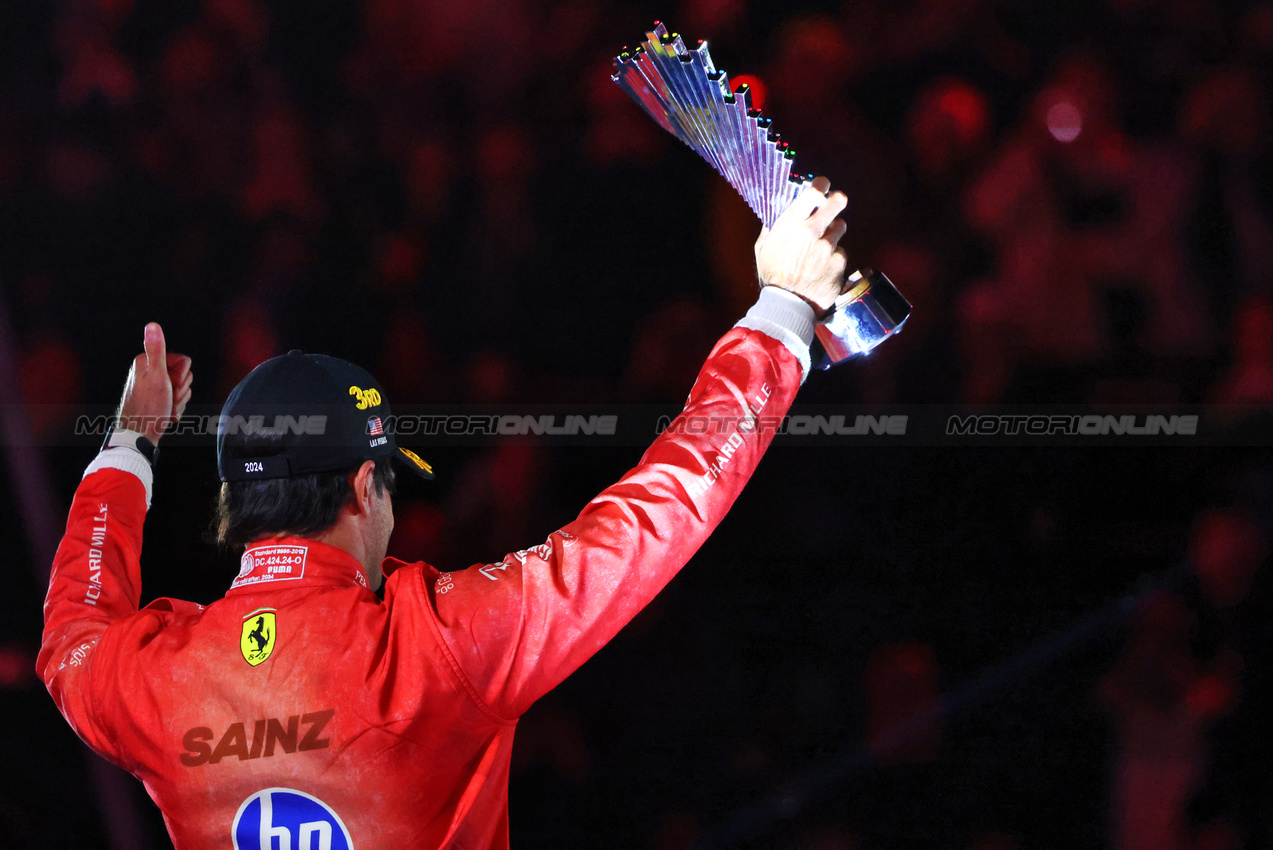 GP LAS VEGAS, Carlos Sainz Jr (ESP) Ferrari celebrates his third position on the podium.

23.11.2024. Formula 1 World Championship, Rd 22, Las Vegas Grand Prix, Las Vegas, Nevada, USA, Gara Day.

- www.xpbimages.com, EMail: requests@xpbimages.com © Copyright: Charniaux / XPB Images