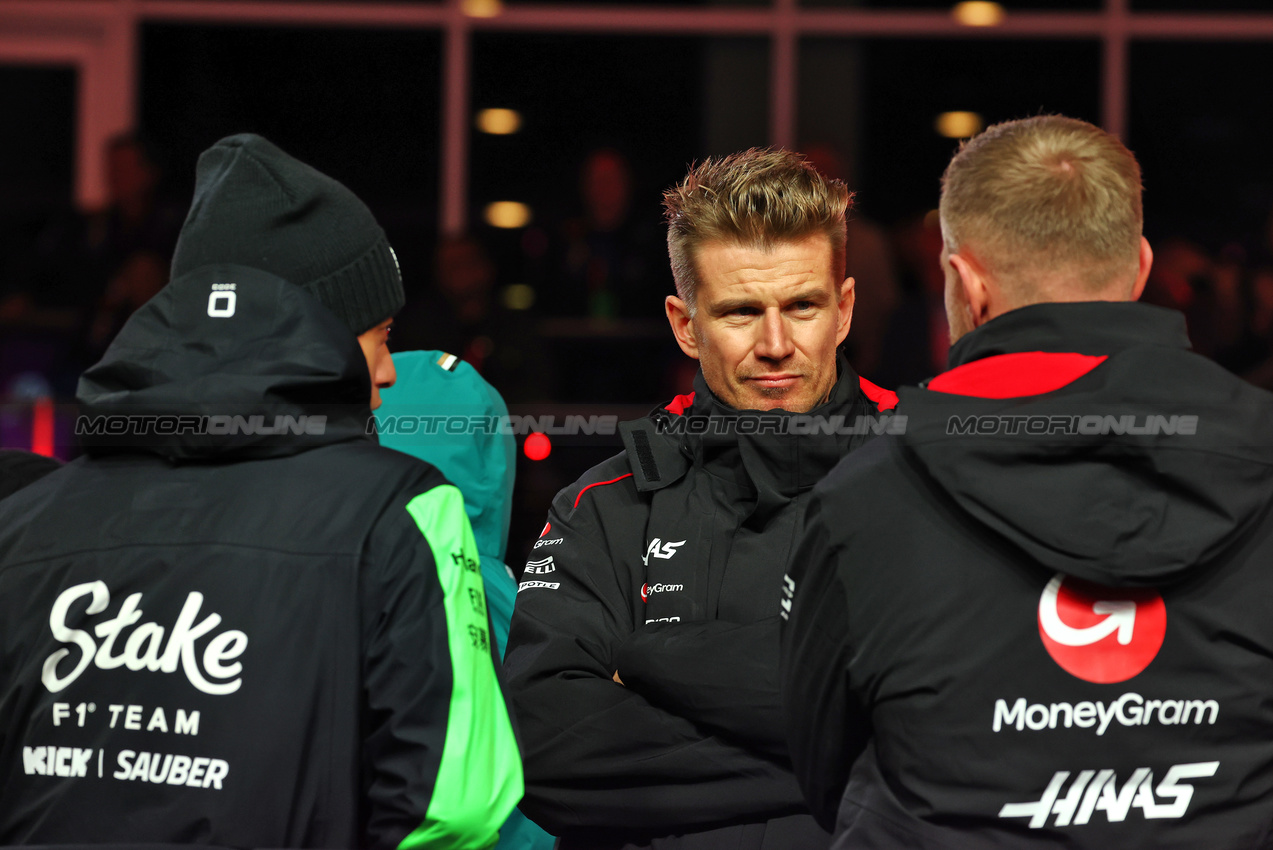 GP LAS VEGAS, (L to R): Zhou Guanyu (CHN) Sauber with Nico Hulkenberg (GER) Haas F1 Team e Kevin Magnussen (DEN) Haas F1 Team on the drivers' parade.

23.11.2024. Formula 1 World Championship, Rd 22, Las Vegas Grand Prix, Las Vegas, Nevada, USA, Gara Day.

 - www.xpbimages.com, EMail: requests@xpbimages.com © Copyright: Coates / XPB Images