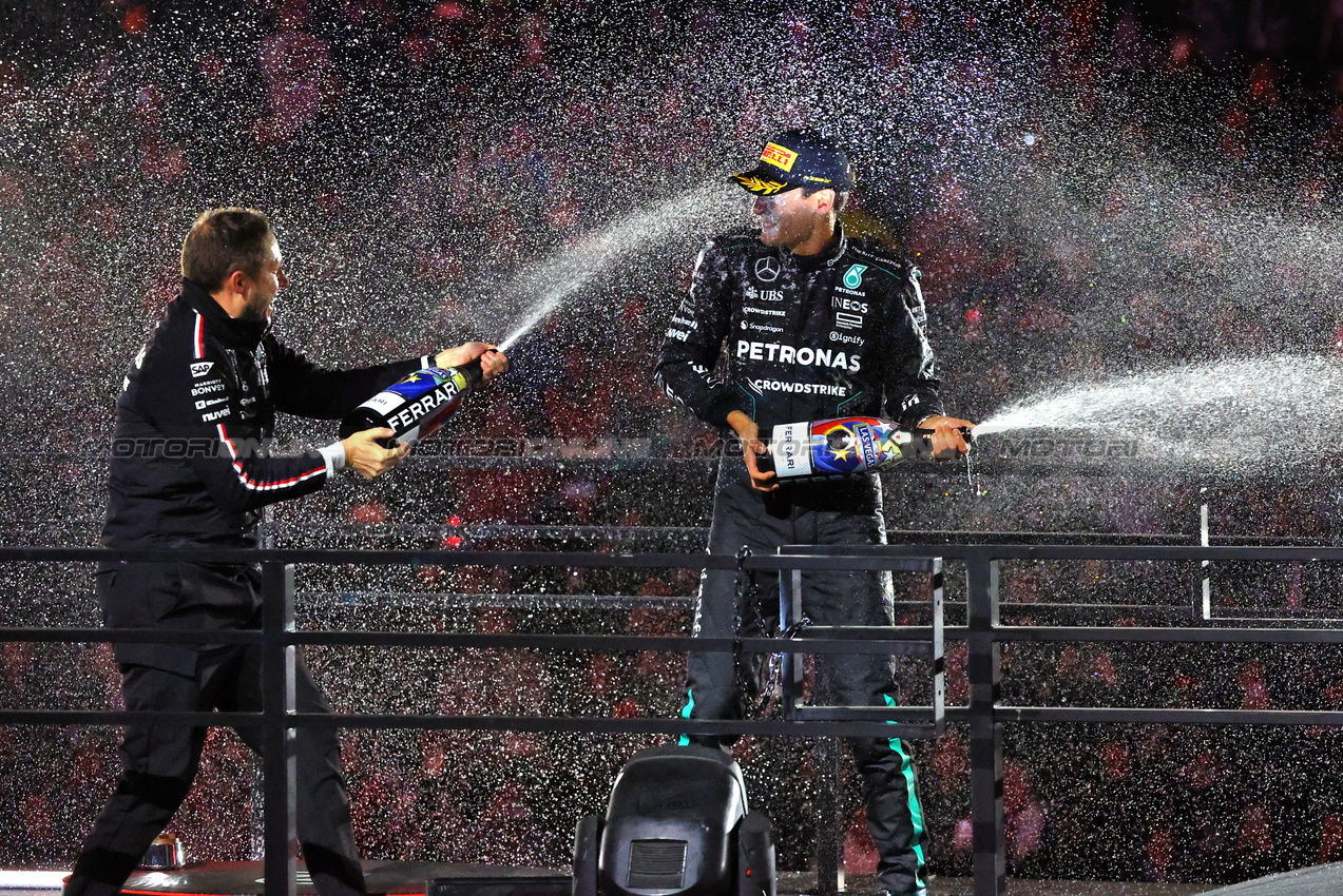 GP LAS VEGAS, (L to R): Rich Lane (GBR) Mercedes AMG F1 Senior Track Engineer celebrates with ra George Russell (GBR) Mercedes AMG F1 on the podium.

23.11.2024. Formula 1 World Championship, Rd 22, Las Vegas Grand Prix, Las Vegas, Nevada, USA, Gara Day.

- www.xpbimages.com, EMail: requests@xpbimages.com © Copyright: Charniaux / XPB Images